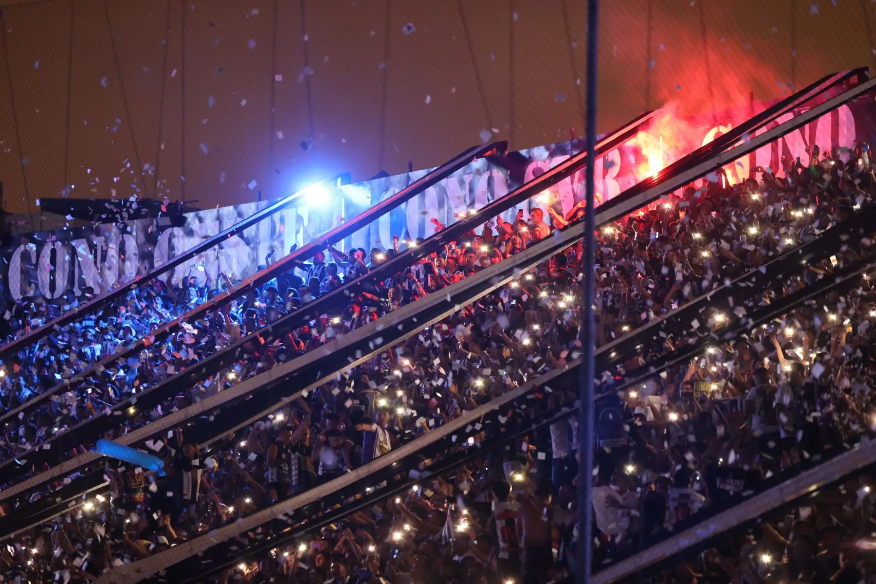 Hinchas de Alianza Lima asisten masivamente al estadio Alejandro Villanueva de La Victoria para alentar a su equipo momentos previos a disputarse el tradicional "Clásico" contra Universitario, por la fecha 9 del Torneo Clausura 2026 de la Liga 1, el sábado 12 de setiembre. Foto: ANDINA/Jhonel Rodríguez