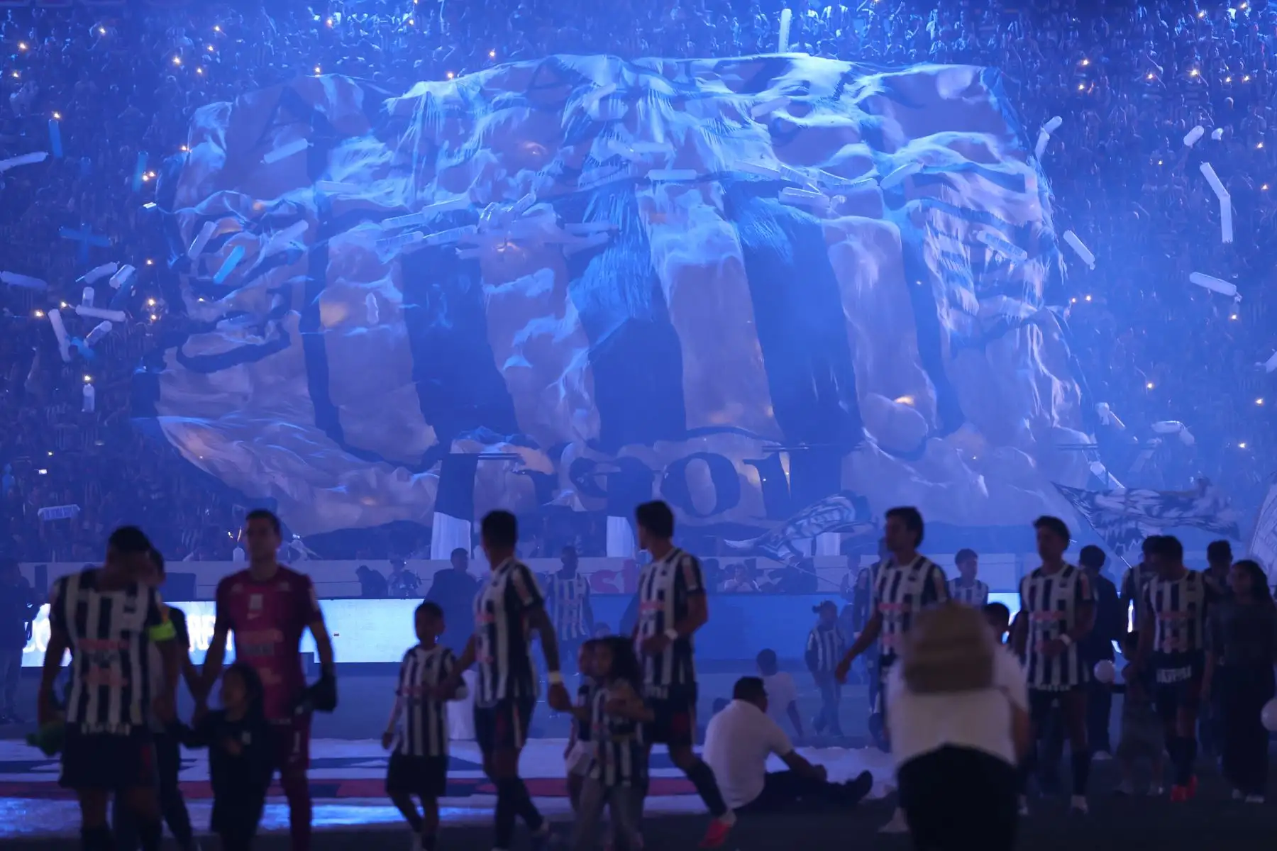Hinchas de Alianza Lima asisten masivamente al estadio Alejandro Villanueva de La Victoria para alentar a su equipo momentos previos a disputarse el tradicional "Clásico" contra Universitario, por la fecha 9 del Torneo Clausura 2026 de la Liga 1, el sábado 12 de setiembre. Foto: ANDINA/Jhonel Rodríguez