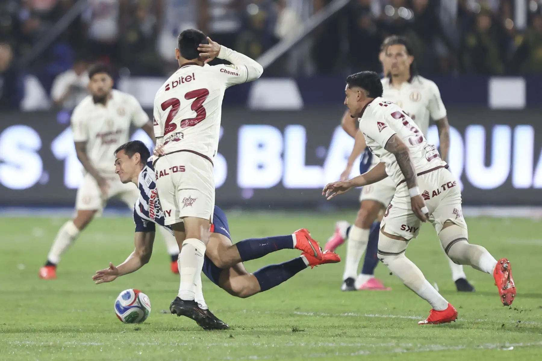 El jugador de Universitario, Jorge Murrugarra, intenta controlar el balón durante el "Clásico" del fútbol peruano contra Alianza Lima en el estadio Alejandro Villanueva de La Victoria, por la fecha 9 del Torneo Clausura 2026 de la Liga 1, el sábado 12 de setiembre. Foto: ANDINA/Jhonel Rodríguez