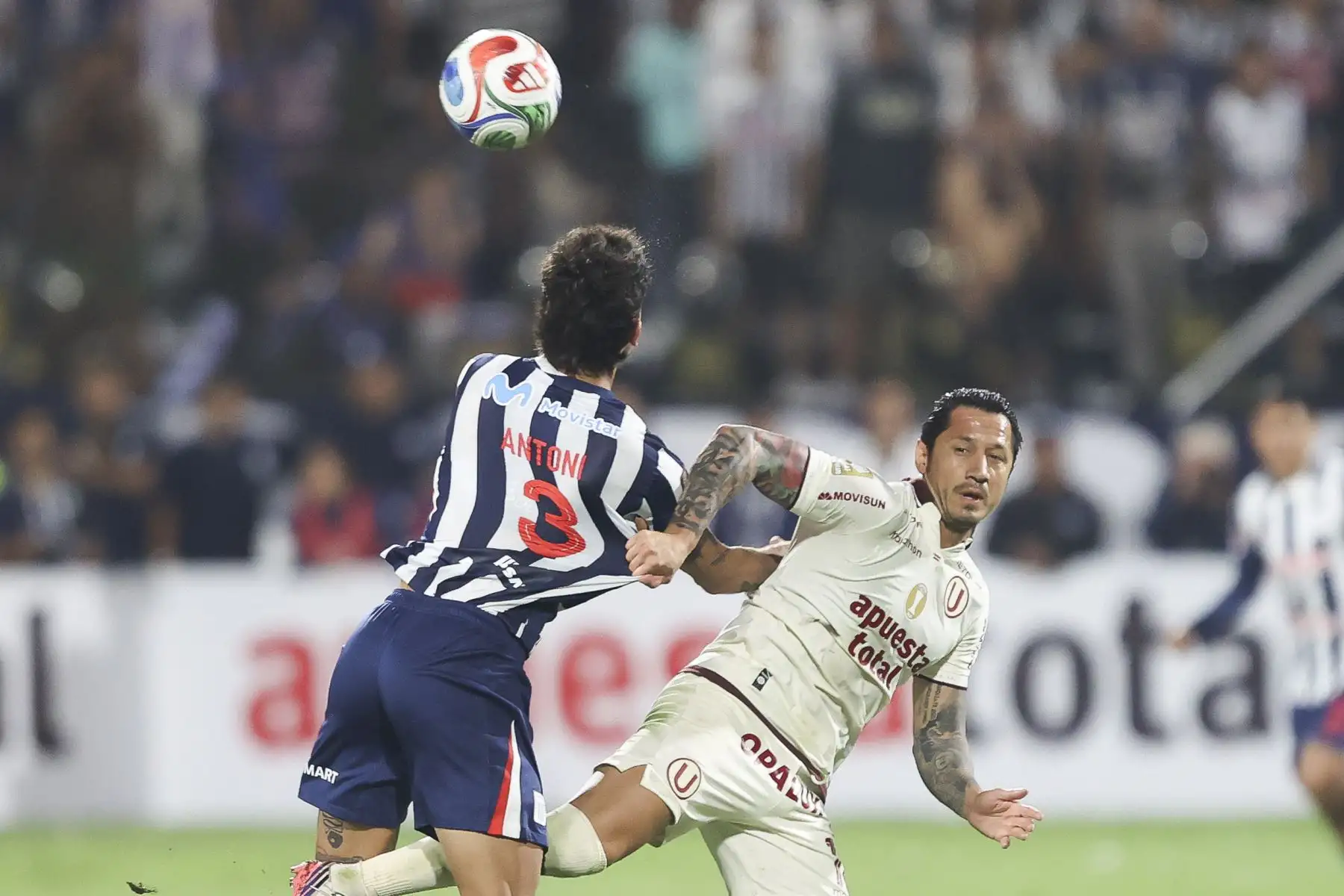 El jugador de Alianza Lima, Mateo Antoni, disputa el balón con el jugador de Universitario, Gianluca Lapadula, durante el "Clásico" del fútbol peruano entre ambos equipos que se disputa en el estadio Alejandro Villanueva de La Victoria, por la fecha 9 del Torneo Clausura 2026 de la Liga 1, el sábado 12 de setiembre. Foto: ANDINA/Jhonel Rodríguez