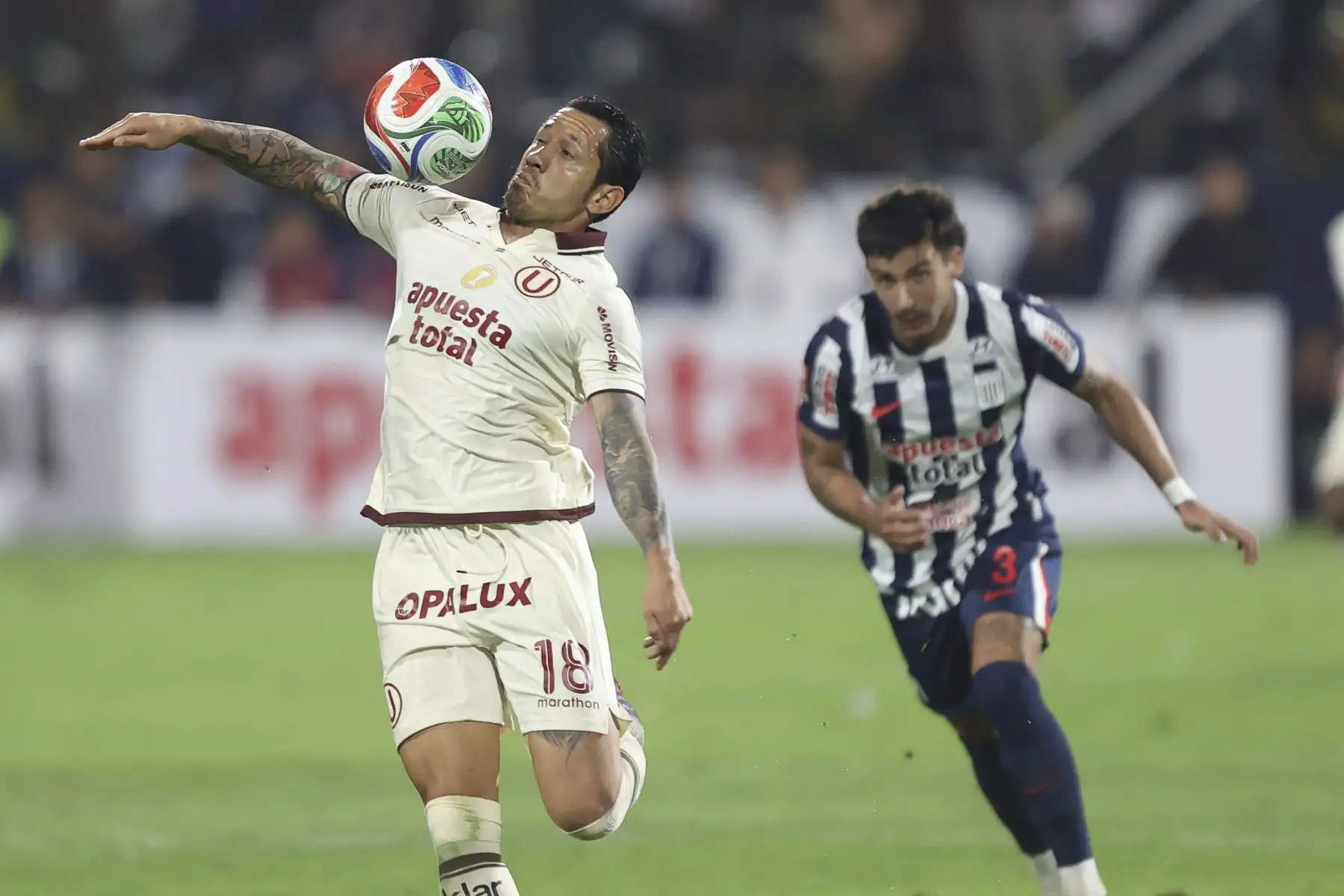 El jugador de Alianza Lima, Mateo Antoni, disputa el balón con el jugador de Universitario, Gianluca Lapadula, durante el "Clásico" del fútbol peruano entre ambos equipos que se disputa en el estadio Alejandro Villanueva de La Victoria, por la fecha 9 del Torneo Clausura 2026 de la Liga 1, el sábado 12 de setiembre. Foto: ANDINA/Jhonel Rodríguez