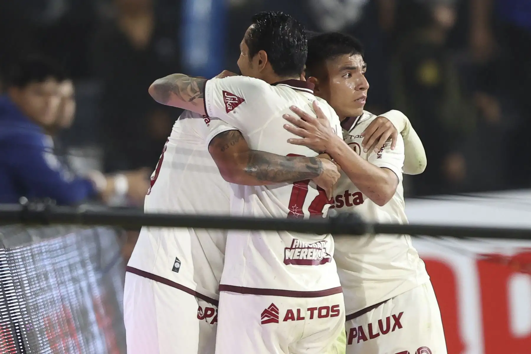 El jugador de Universitario, Alex Valera, celebra el primer gol que anota para el equipo crema durante el "Clásico" del fútbol peruano contra Alianza Lima en el estadio Alejandro Villanueva de La Victoria, por la fecha 9 del Torneo Clausura 2026 de la Liga 1, el sábado 12 de setiembre. Foto: ANDINA/Jhonel Rodríguez