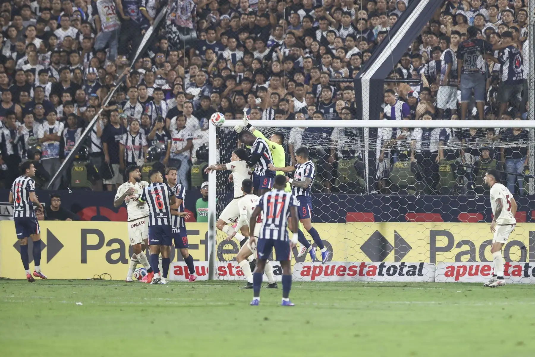 Jugadores de Alianza Lima y Universitario se enfrentan en el "Clásico" del fútbol peruano que se disputa en el estadio Alejandro Villanueva de La Victoria, por la fecha 9 del Torneo Clausura 2026 de la Liga 1, el sábado 12 de setiembre. Foto: ANDINA/Jhonel Rodríguez