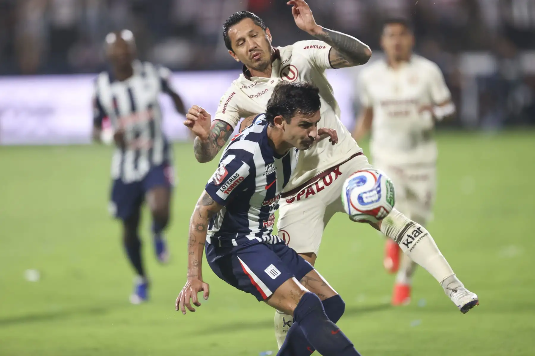 El jugador de Universitario, Gianluca Lapadula, intenta controlar el balón durante el "Clásico" del fútbol peruano contra Alianza Lima en el estadio Alejandro Villanueva de La Victoria, por la fecha 9 del Torneo Clausura 2026 de la Liga 1, el sábado 12 de setiembre. Foto: ANDINA/Jhonel Rodríguez