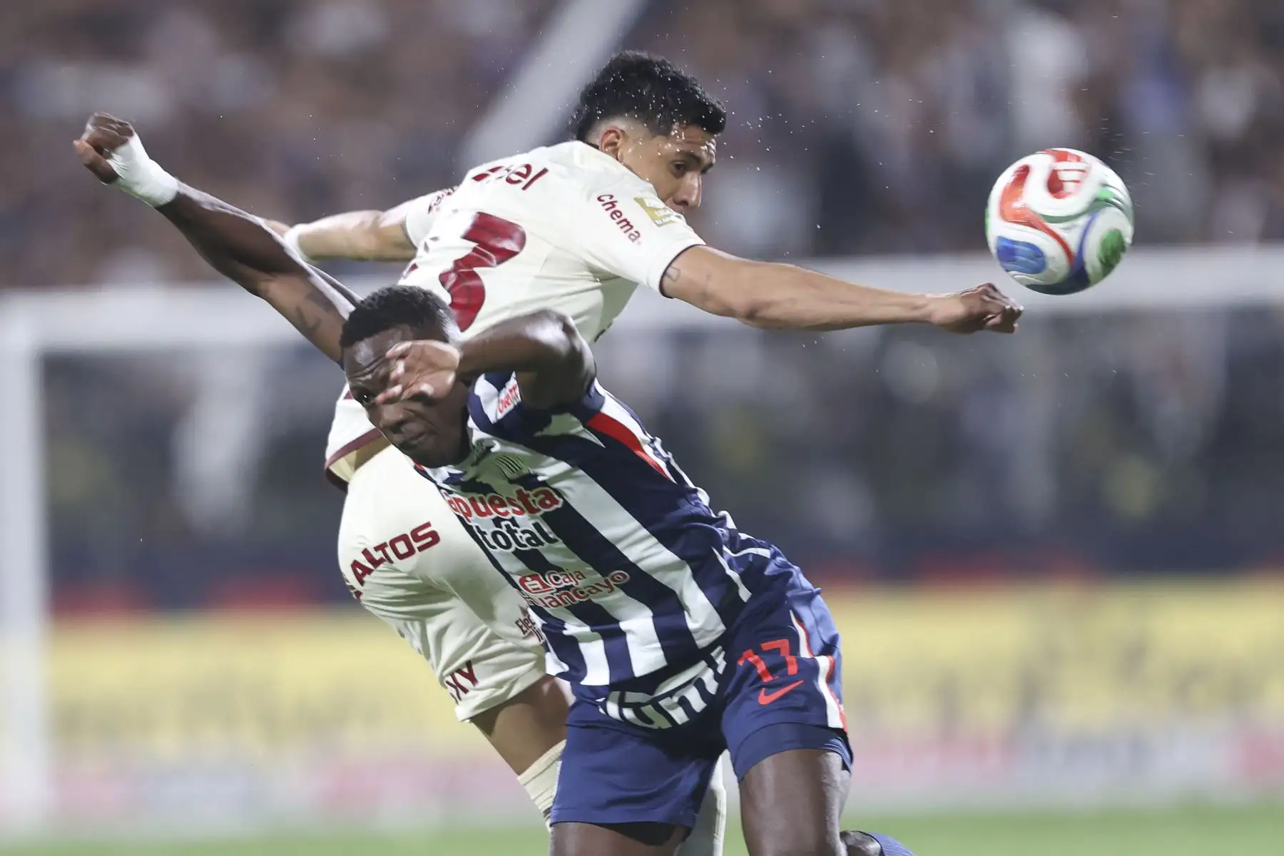 El jugador de Alianza Lima, Luis Advíncula, intenta controlar el balón durante el "Clásico" del fútbol peruano contra Universitario en el estadio Alejandro Villanueva de La Victoria, por la fecha 9 del Torneo Clausura 2026 de la Liga 1, el sábado 12 de setiembre. Foto: ANDINA/Jhonel Rodríguez