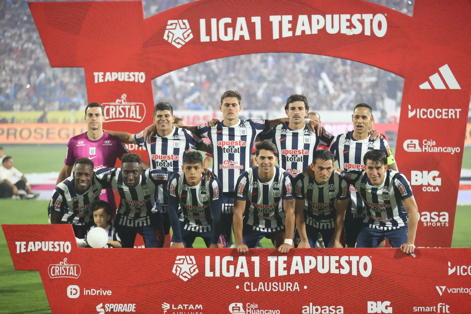 Jugadores de Alianza Lima y Universitario se enfrentan en el "Clásico" del fútbol peruano que se disputa en el estadio Alejandro Villanueva de La Victoria, por la fecha 9 del Torneo Clausura 2026 de la Liga 1, el sábado 12 de setiembre. Foto: ANDINA/Jhonel Rodríguez