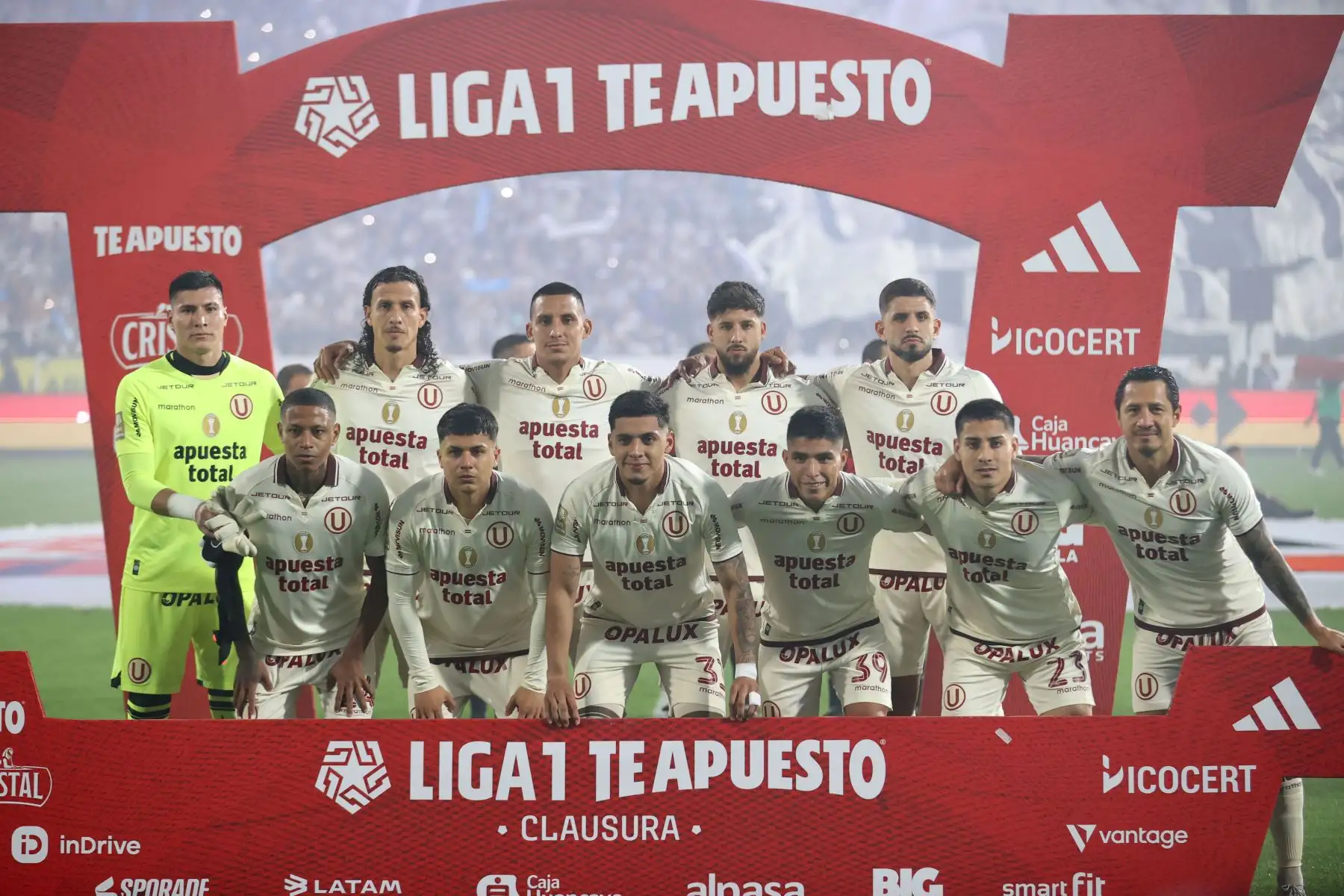 Jugadores de Alianza Lima y Universitario se enfrentan en el "Clásico" del fútbol peruano que se disputa en el estadio Alejandro Villanueva de La Victoria, por la fecha 9 del Torneo Clausura 2026 de la Liga 1, el sábado 12 de setiembre. Foto: ANDINA/Jhonel Rodríguez