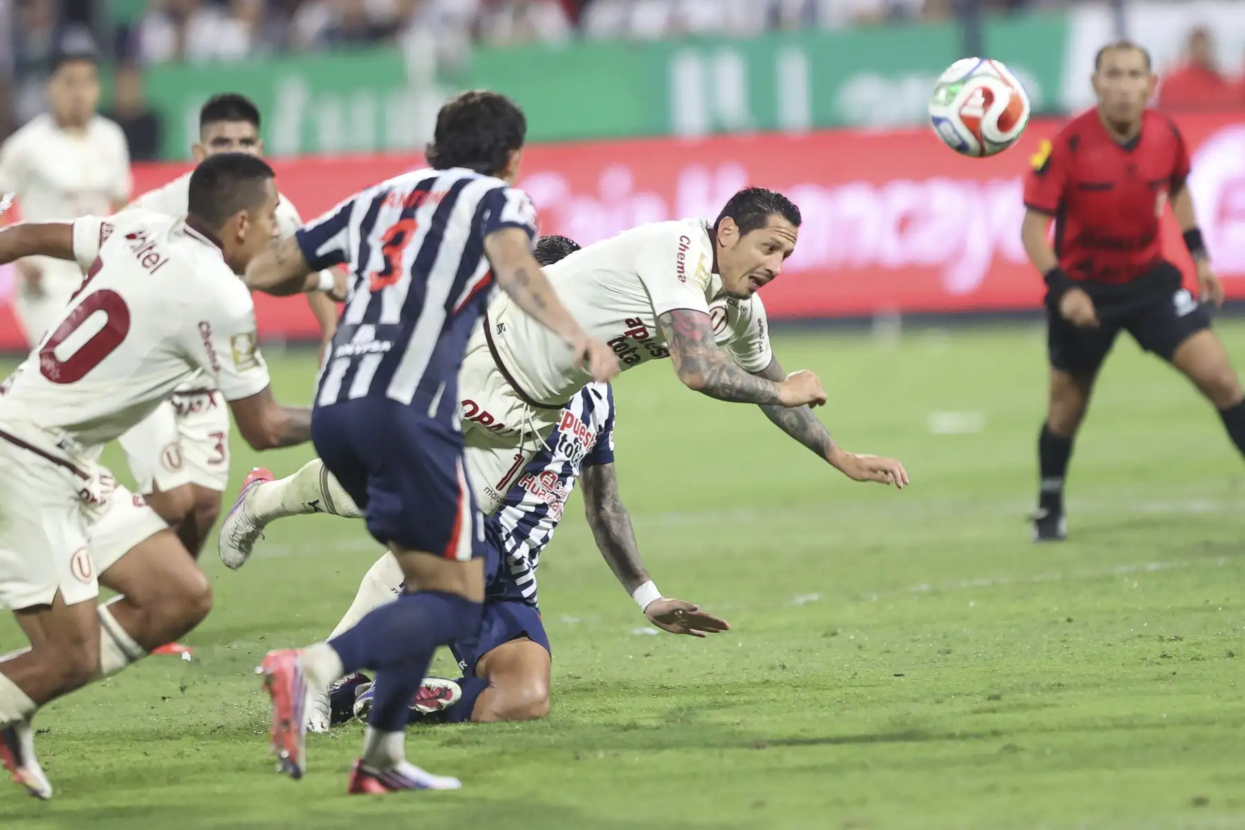 El jugador de Universitario, Gianluca Lapadula, cabecea el balón durante el "Clásico" del fútbol peruano contra Alianza Lima en el estadio Alejandro Villanueva de La Victoria, por la fecha 9 del Torneo Clausura 2026 de la Liga 1, el sábado 12 de setiembre. Foto: ANDINA/Jhonel Rodríguez