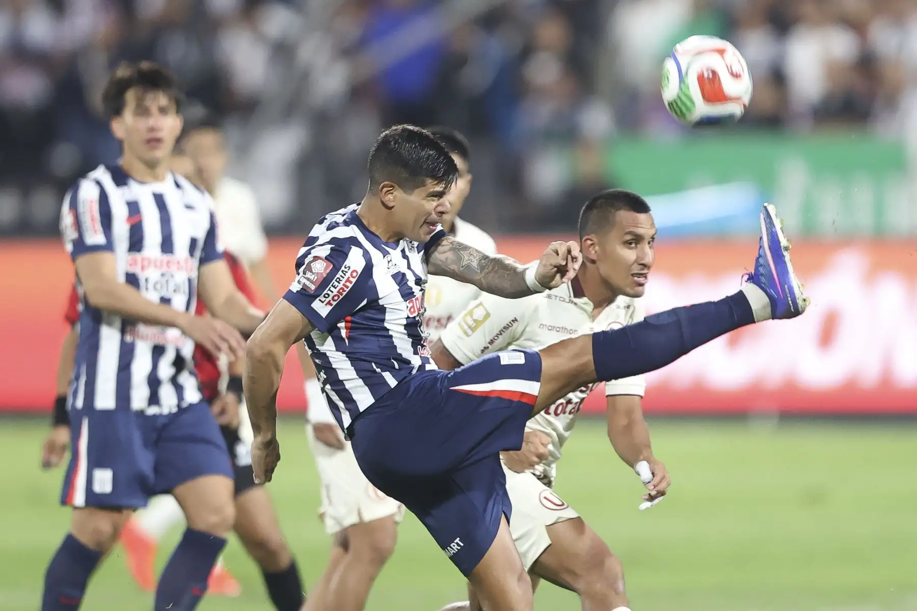 Jugadores de Alianza Lima y Universitario se enfrentan en el "Clásico" del fútbol peruano que se disputa en el estadio Alejandro Villanueva de La Victoria, por la fecha 9 del Torneo Clausura 2026 de la Liga 1, el sábado 12 de setiembre. Foto: ANDINA/Jhonel Rodríguez