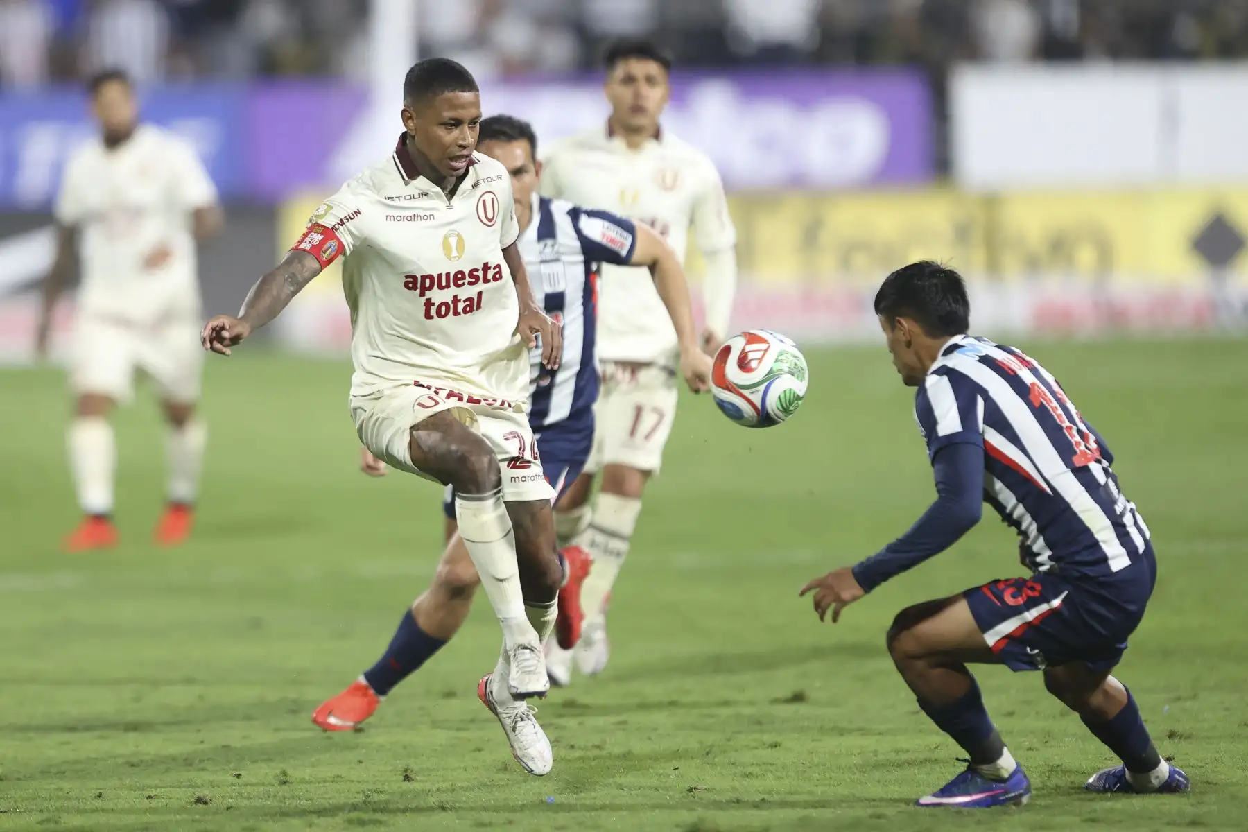 El jugador de Universitario, Andy Polo, intenta controlar el balón durante el "Clásico" del fútbol peruano contra Alianza Lima en el estadio Alejandro Villanueva de La Victoria, por la fecha 9 del Torneo Clausura 2026 de la Liga 1, el sábado 12 de setiembre. Foto: ANDINA/Jhonel Rodríguez