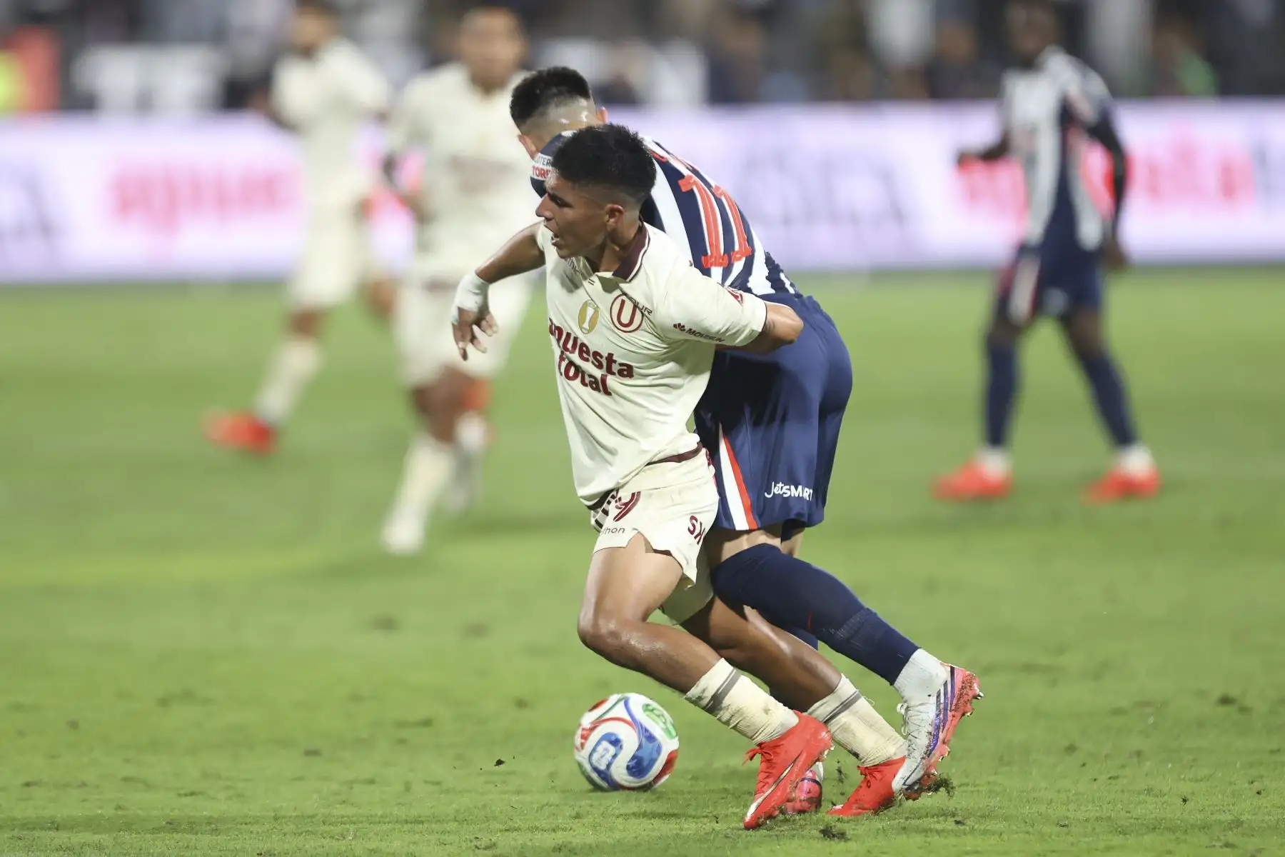 Jugadores de Alianza Lima y Universitario se enfrentan en el "Clásico" del fútbol peruano que se disputa en el estadio Alejandro Villanueva de La Victoria, por la fecha 9 del Torneo Clausura 2026 de la Liga 1, el sábado 12 de setiembre. Foto: ANDINA/Jhonel Rodríguez