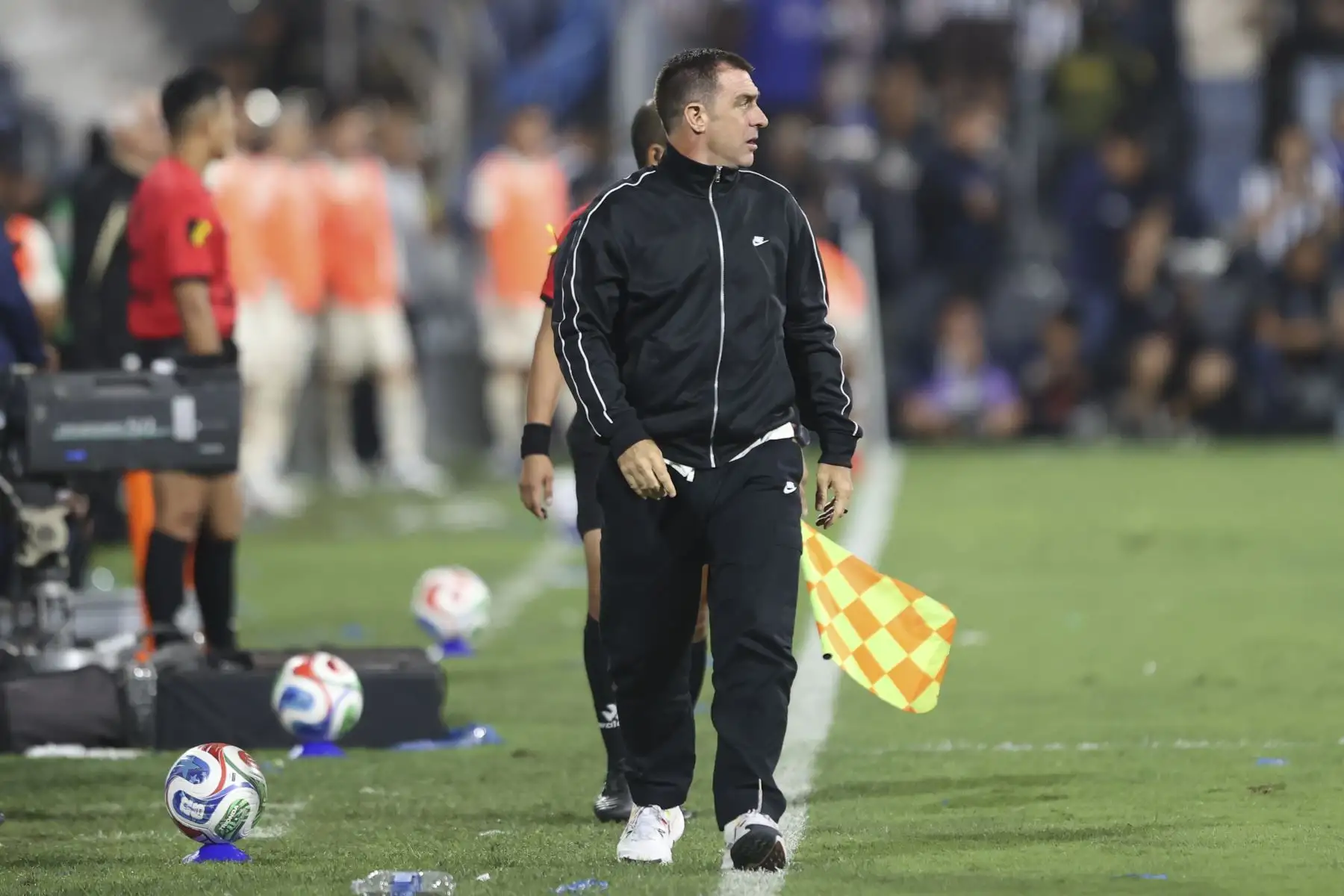 El director técnico de Alianza Lima, Pablo Guede, observa el partido entre sus dirigidos y los de Universitario durante el "Clásico" del fútbol peruano que disputan ambos equipos en el estadio Alejandro Villanueva de La Victoria, por la fecha 9 del Torneo Clausura 2026 de la Liga 1, el sábado 12 de setiembre. Foto: ANDINA/Jhonel Rodríguez