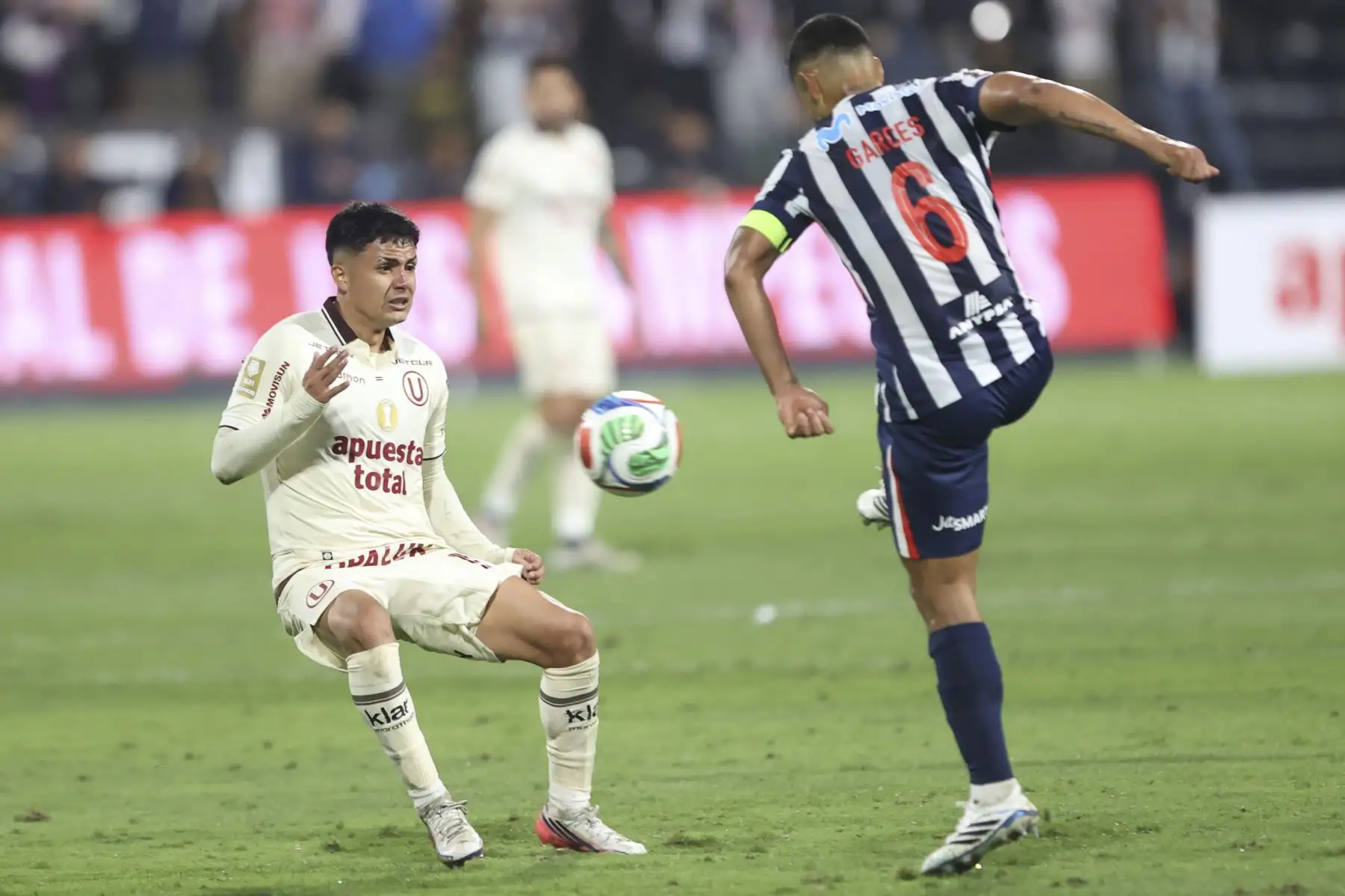El jugador de Alianza Lima, Renzo Garces, intenta controlar el balón ante un jugador de Universitario durante el "Clásico" del fútbol peruano que se disputan ambos equipos en el estadio Alejandro Villanueva de La Victoria, por la fecha 9 del Torneo Clausura 2026 de la Liga 1, el sábado 12 de setiembre. Foto: ANDINA/Jhonel Rodríguez