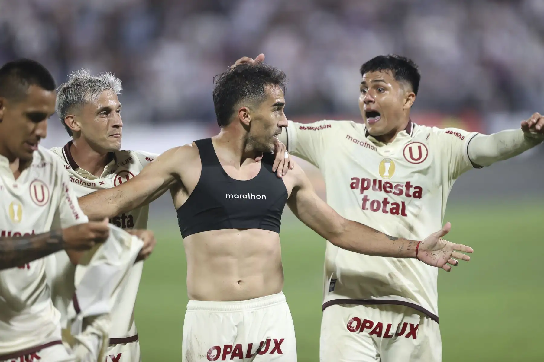 El delantero argentino Lisandro Alzugaray, de Universitario de Deportes, anota el segundo gol de su equipo y celebra junto a sus compañeros en el estadio Alejandro Villanueva de La Victoria, durante el "Clásico" disputado con Alianza Lima por la fecha 9 del Torneo Clausura 2026 de la Liga 1, el sábado 12 de setiembre. Foto: ANDINA/Jhonel Rodríguez