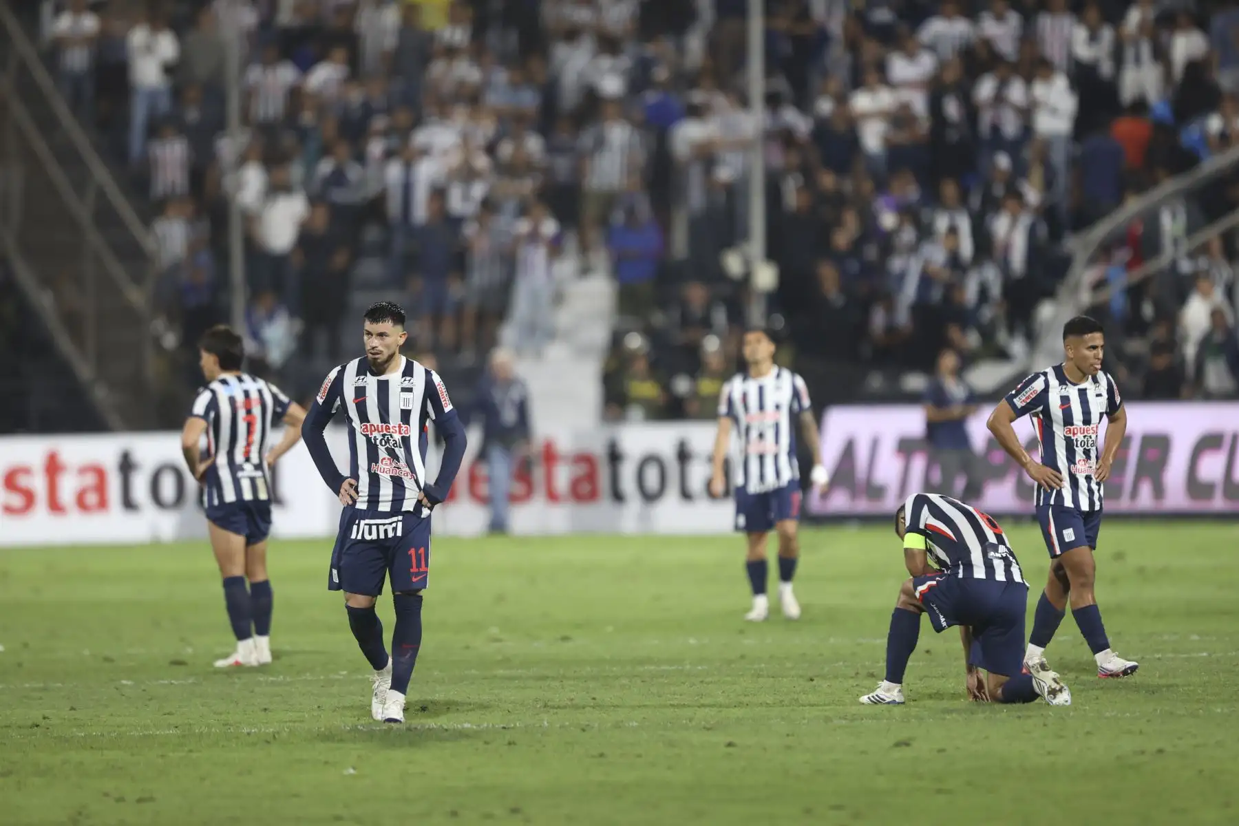Jugadores de Alianza Lima y Universitario se enfrentan en el "Clásico" del fútbol peruano que se disputa en el estadio Alejandro Villanueva de La Victoria, por la fecha 9 del Torneo Clausura 2026 de la Liga 1, el sábado 12 de setiembre. Foto: ANDINA/Jhonel Rodríguez