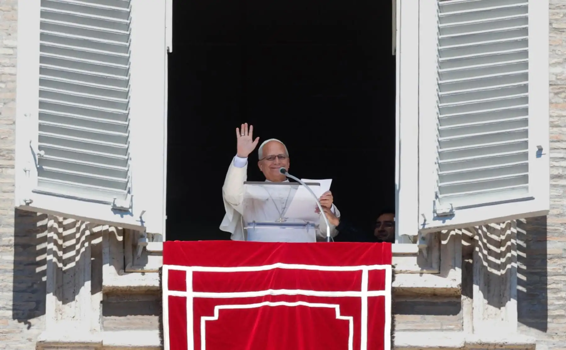 El Papa León XIV dirige la oración del Ángelus dominical desde la ventana de su despacho con vistas a la Plaza de San Pedro, Ciudad del Vaticano, 13 de septiembre de 2026.
 Foto: EFE