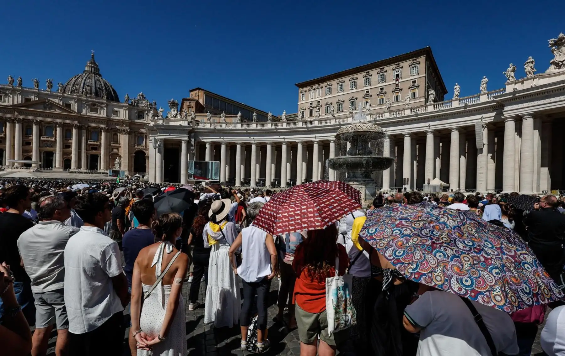 Los fieles se reúnen mientras el Papa León XIV dirige la oración dominical del Ángelus desde la ventana de su despacho con vistas a la Plaza de San Pedro, Ciudad del Vaticano, 13 de septiembre de 2026.
 Foto: EFE