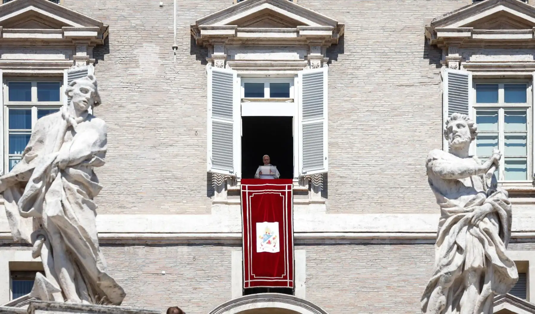 El Papa León XIV dirige la oración del Ángelus dominical desde la ventana de su despacho con vistas a la Plaza de San Pedro, Ciudad del Vaticano, 13 de septiembre de 2026.
 Foto: EFE