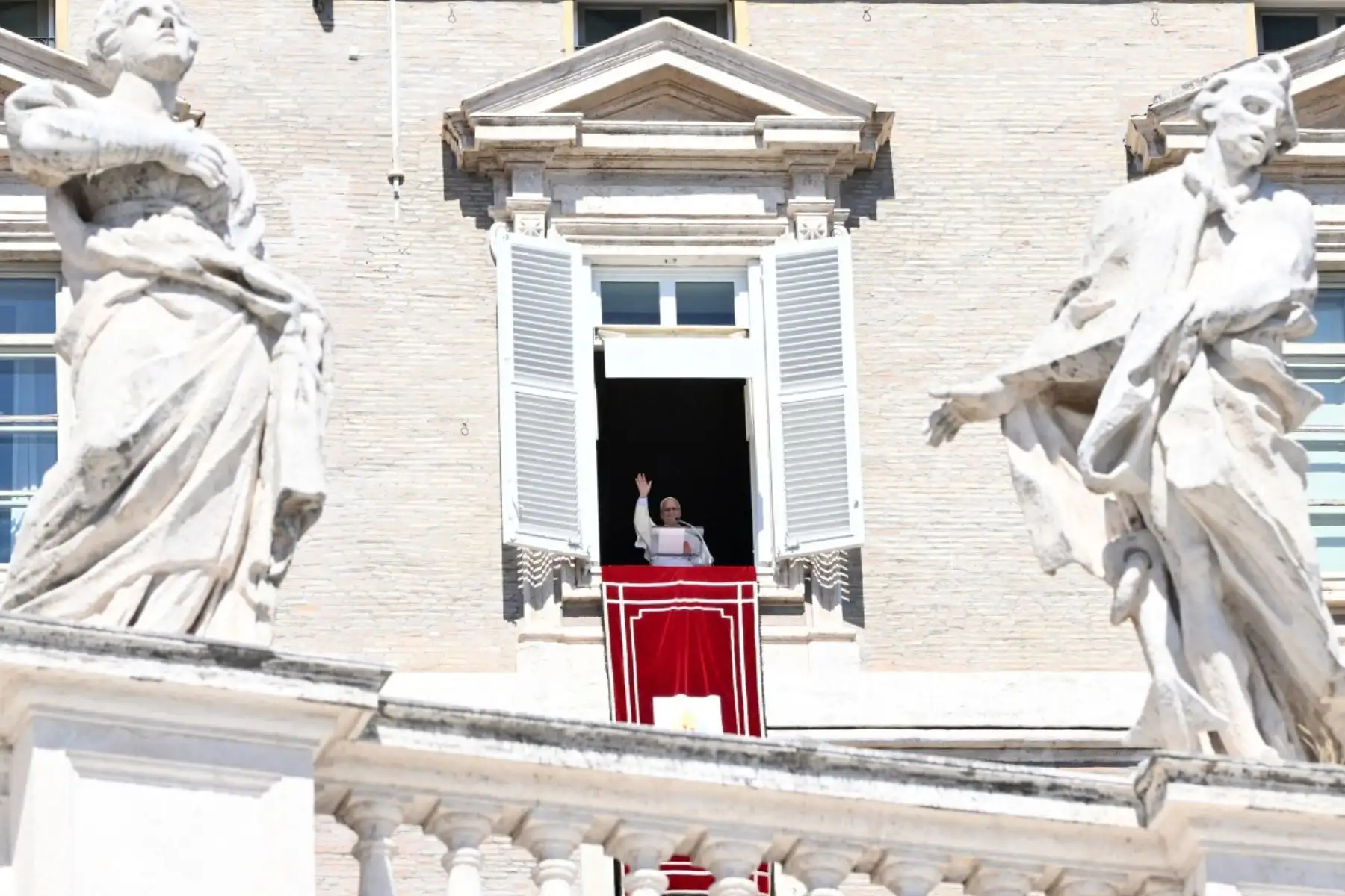 El Papa León XIV saluda a la multitud desde la ventana del Palacio Apostólico que da a la Plaza de San Pedro durante el rezo del Ángelus dominical en el Vaticano, el 13 de septiembre de 2026.
 Foto: AFP