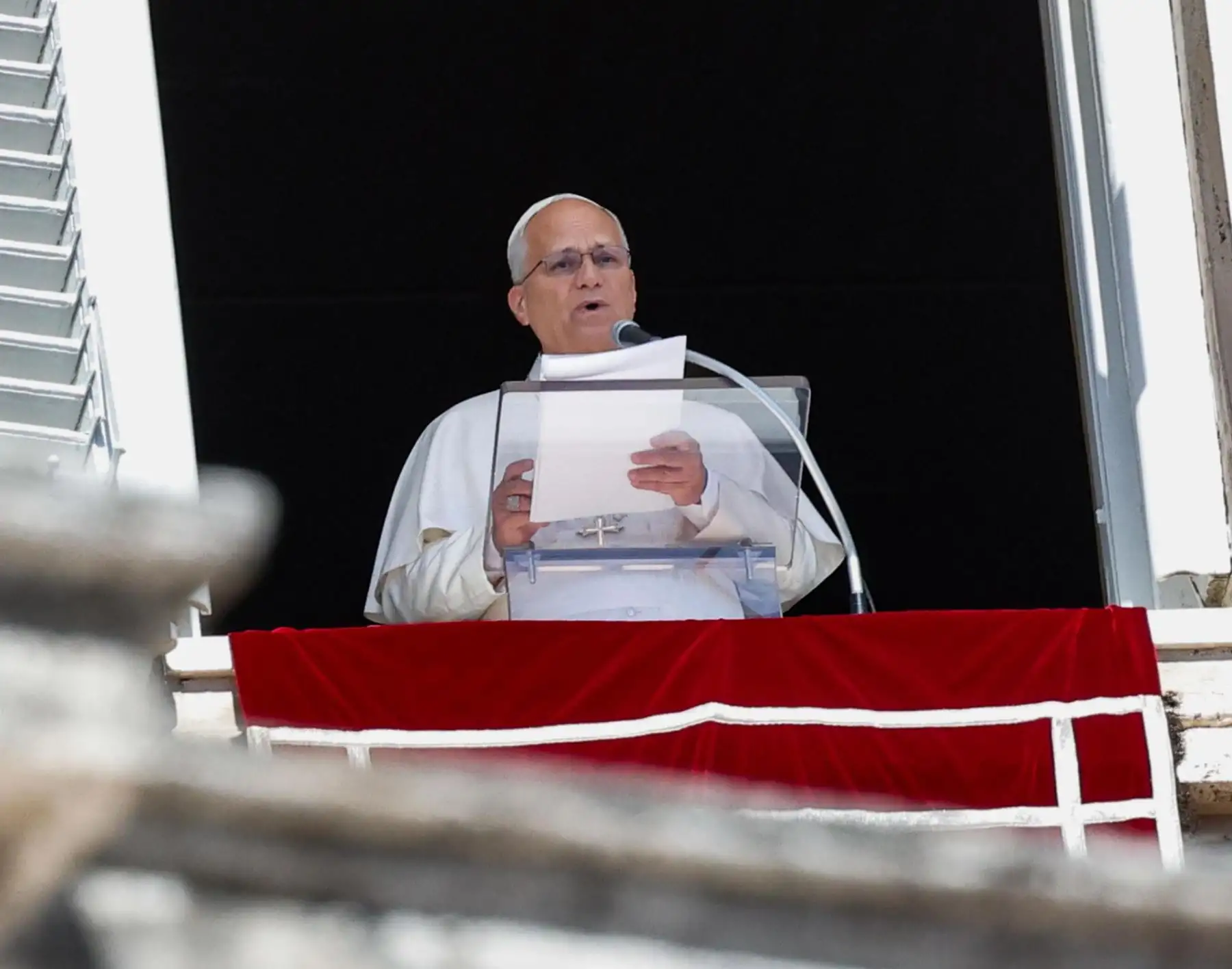 El Papa León XIV dirige la oración del Ángelus dominical desde la ventana de su despacho con vistas a la Plaza de San Pedro, Ciudad del Vaticano, 13 de septiembre de 2026.
 Foto: EFE