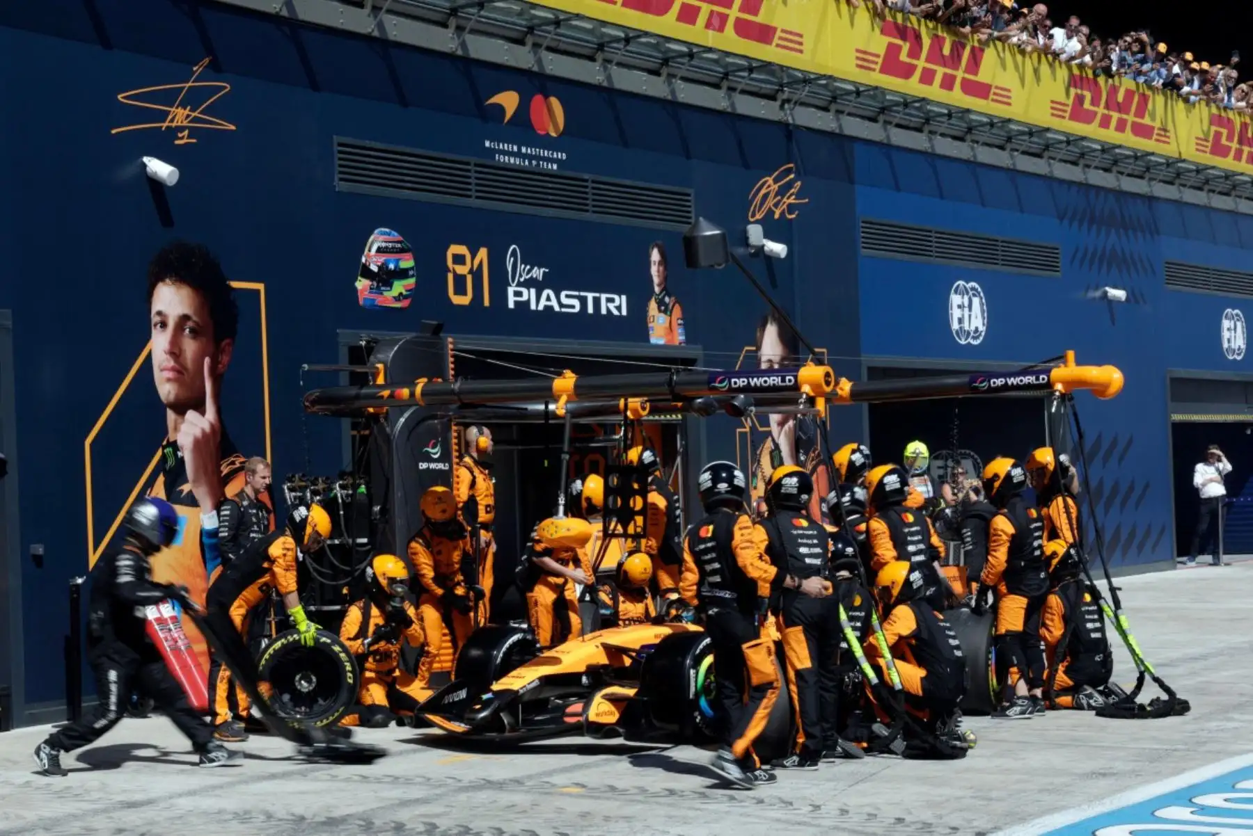El piloto británico de McLaren-Mercedes, Lando Norris, entra en boxes para cambiar neumáticos durante el Gran Premio de España de Fórmula 1 en el circuito de Madrid, el 13 de septiembre de 2026.
Foto: AFP