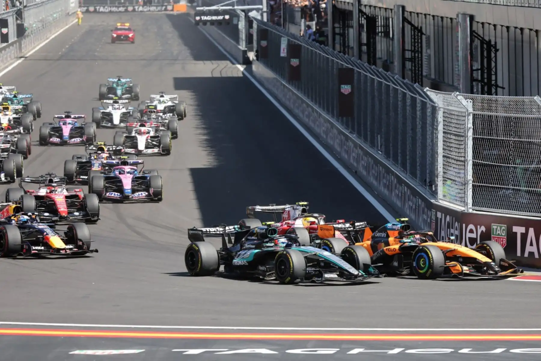 El piloto británico de McLaren-Mercedes, Lando Norris (derecha), lidera la carrera en la salida del Gran Premio de España de Fórmula 1 en el circuito de Madrid, el 13 de septiembre de 2026.
 Foto: AFP