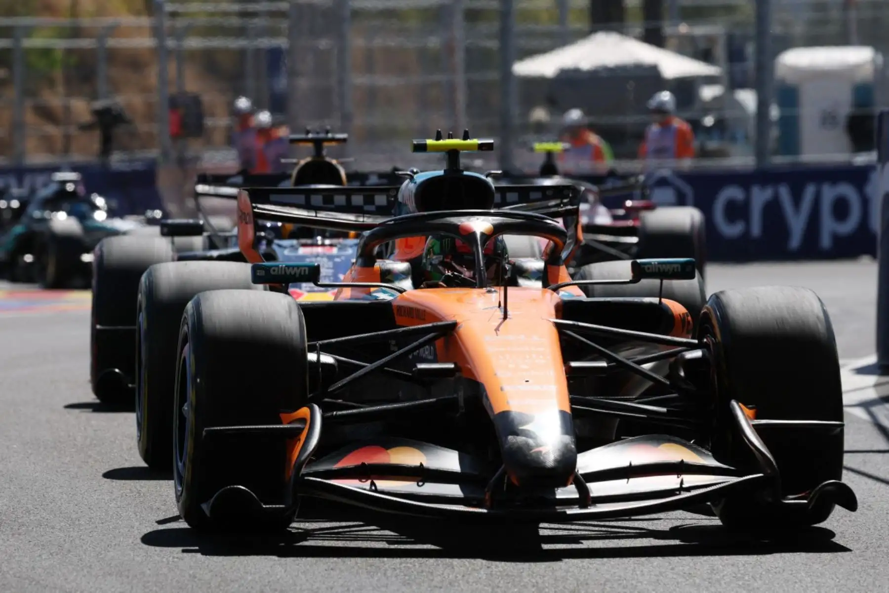 El piloto británico de McLaren-Mercedes, Lando Norris, lidera la carrera en la salida del Gran Premio de España de Fórmula 1 en el circuito de Madrid, el 13 de septiembre de 2026.
 Foto: AFP