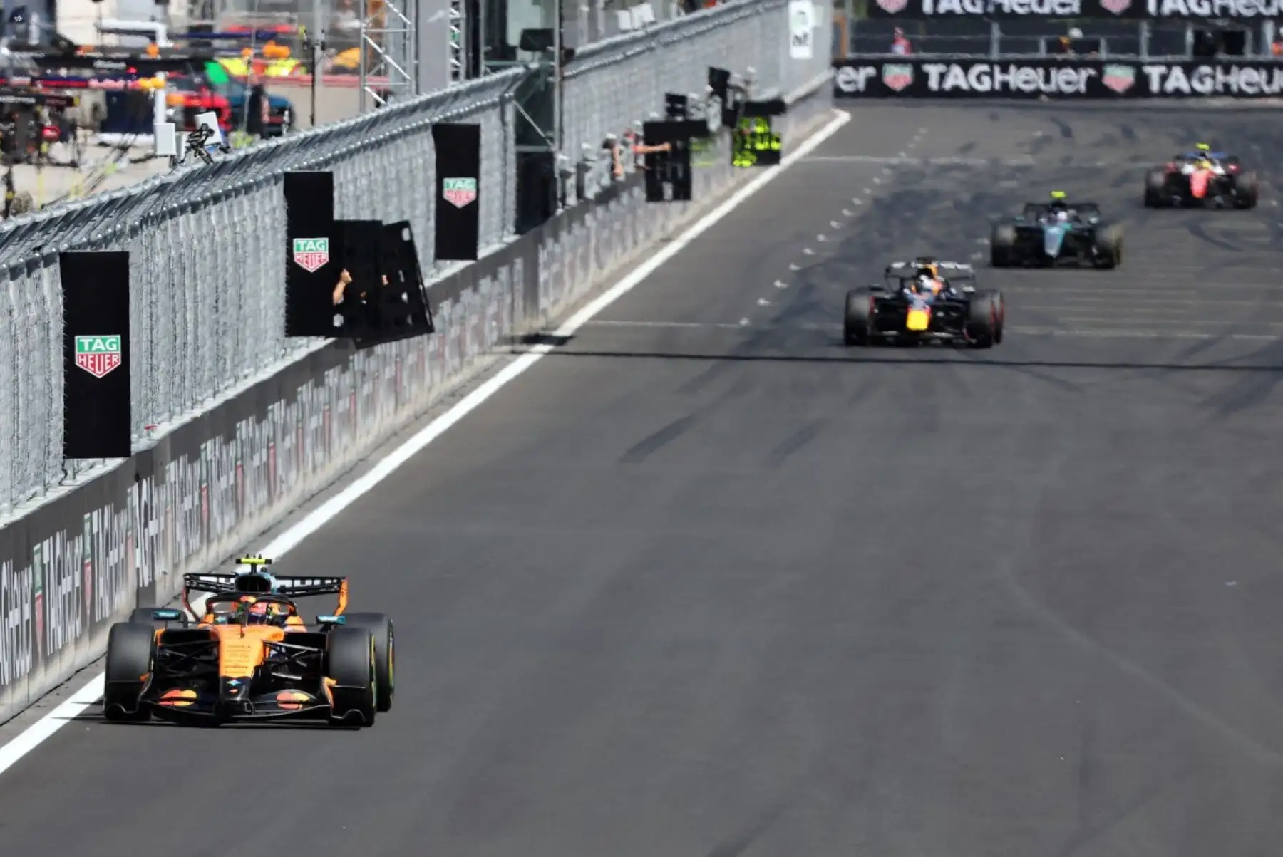 El piloto británico de McLaren-Mercedes, Lando Norris, lidera la carrera durante el Gran Premio de España de Fórmula 1 en el circuito de Madrid, el 13 de septiembre de 2026.
Foto: AFP