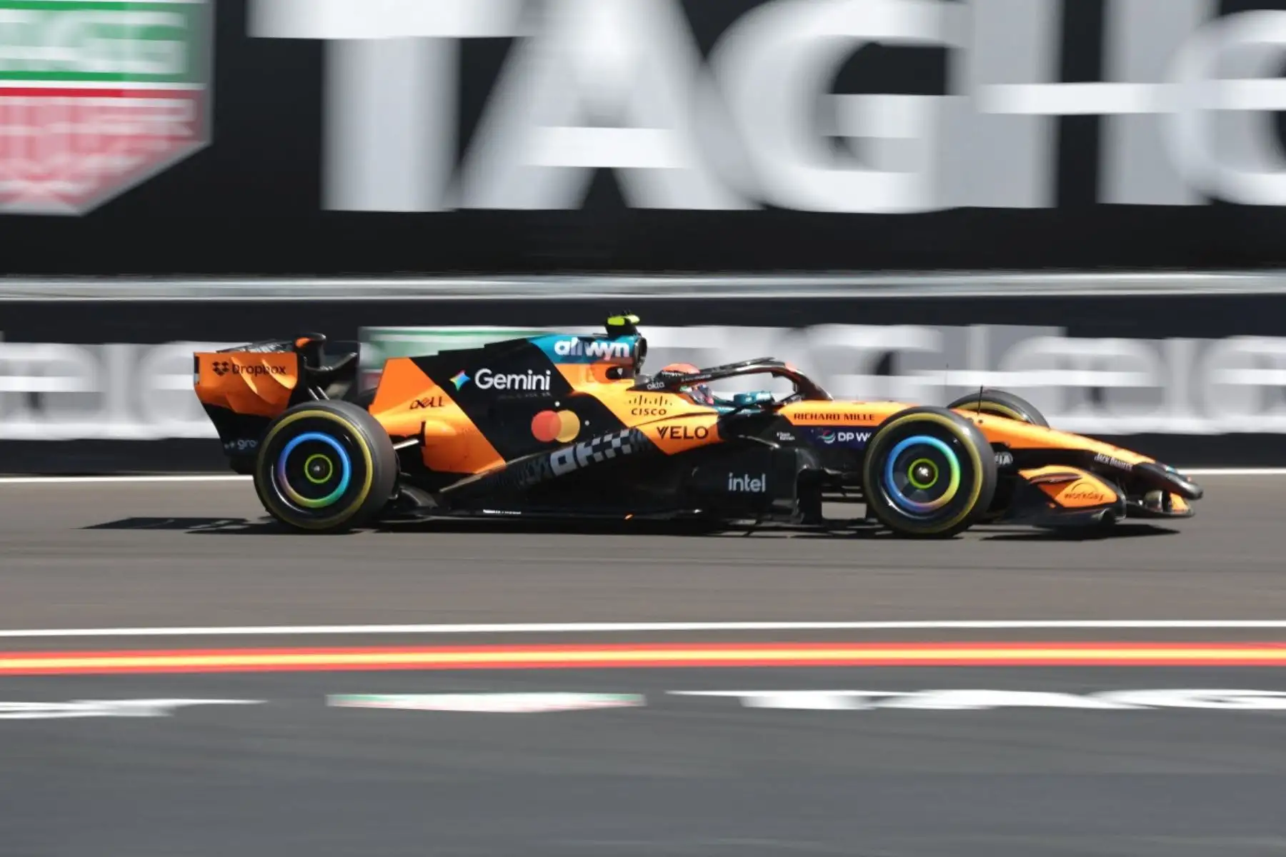 El piloto británico de McLaren-Mercedes, Lando Norris, compite en el Gran Premio de España de Fórmula 1 en el circuito de Madrid el 13 de septiembre de 2026.
 Foto: AFP