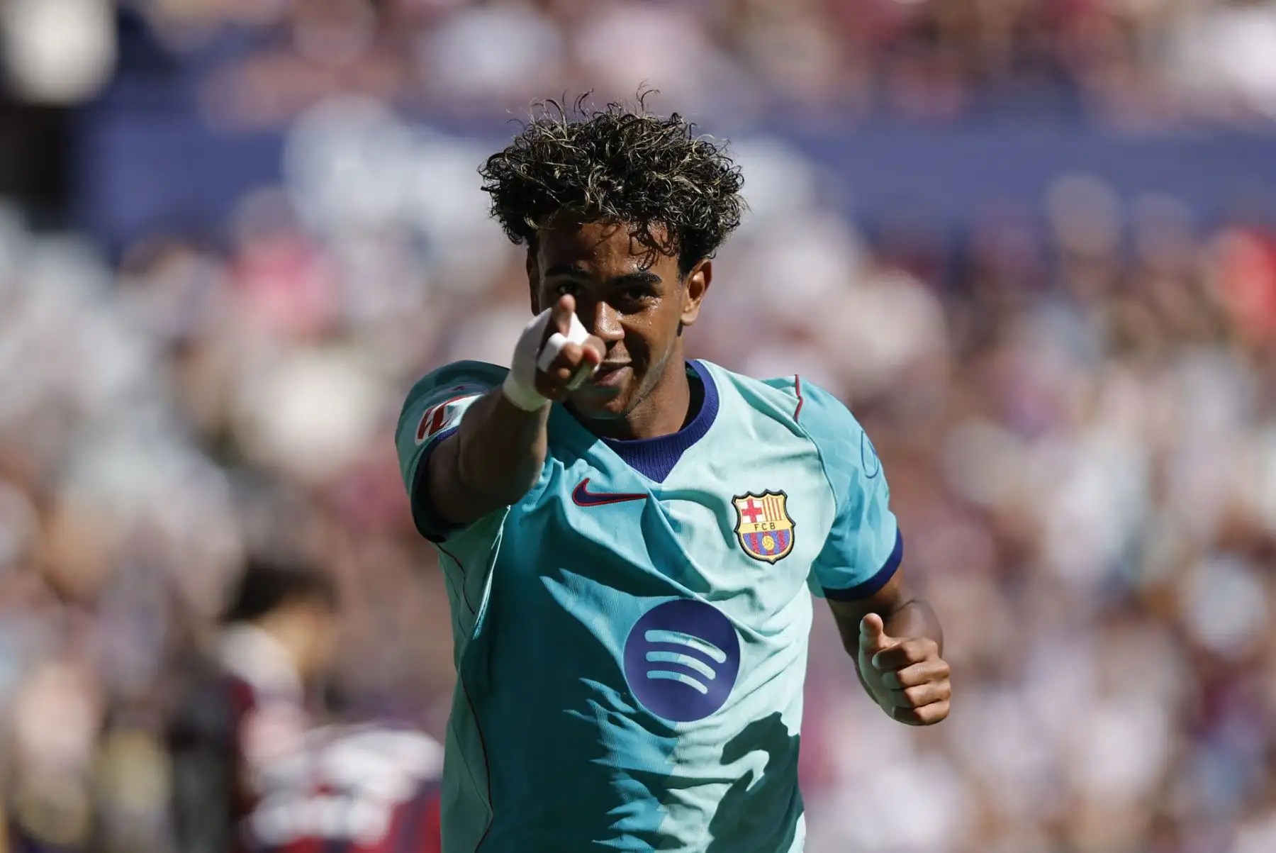 El delantero del FC Barcelona Lamine Yamal celebra tras anotar un tanto durante el encuentro correspondiente a la jornada 5 de LaLiga EA Sports disputado entre el Levante y el FC Barcelona este domingo en el estadio Ciutat de Valencia. Foto: EFE