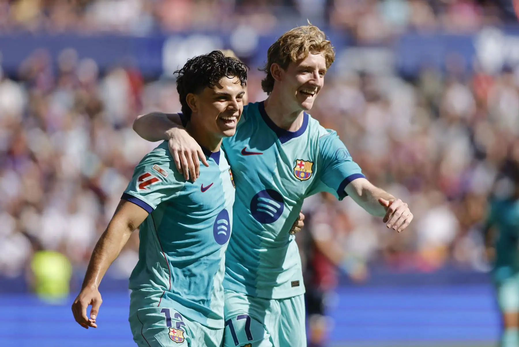 El centrocampista del FC Barcelona Xavier Espart (i) celebra tras anotar un tanto durante el encuentro correspondiente a la jornada 5 de LaLiga EA Sports disputado entre el Levante y el FC Barcelona este domingo en el estadio Ciutat de Valencia. Foto: EFE