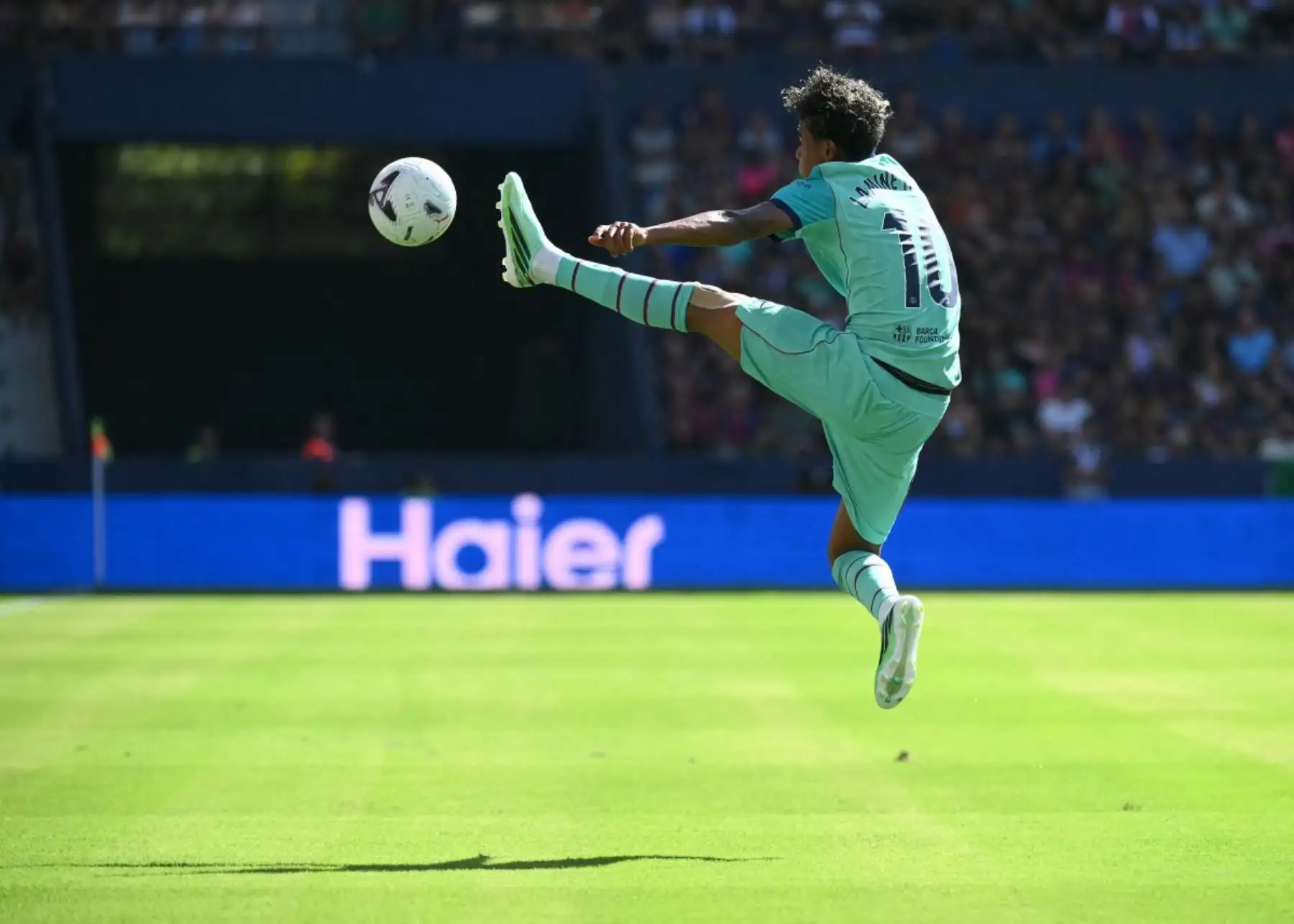 El delantero español del Barcelona, ​​Lamine Yamal (n.º 10), controla el balón durante el partido de la liga española de fútbol entre el Levante UD y el FC Barcelona en el estadio Ciutat de València, en Valencia, el 13 de septiembre de 2026.
Foto: AFP