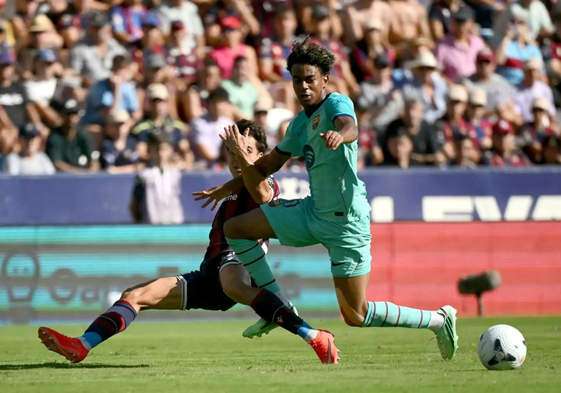 El defensa español del Levante n.º 23, Manuel Sánchez, disputa el balón con el delantero español del Barcelona n.º 10, Lamine Yamal, durante el partido de la liga española de fútbol entre el Levante UD y el FC Barcelona en el estadio Ciutat de València, en Valencia, el 13 de septiembre de 2026.
 Foto: AFP