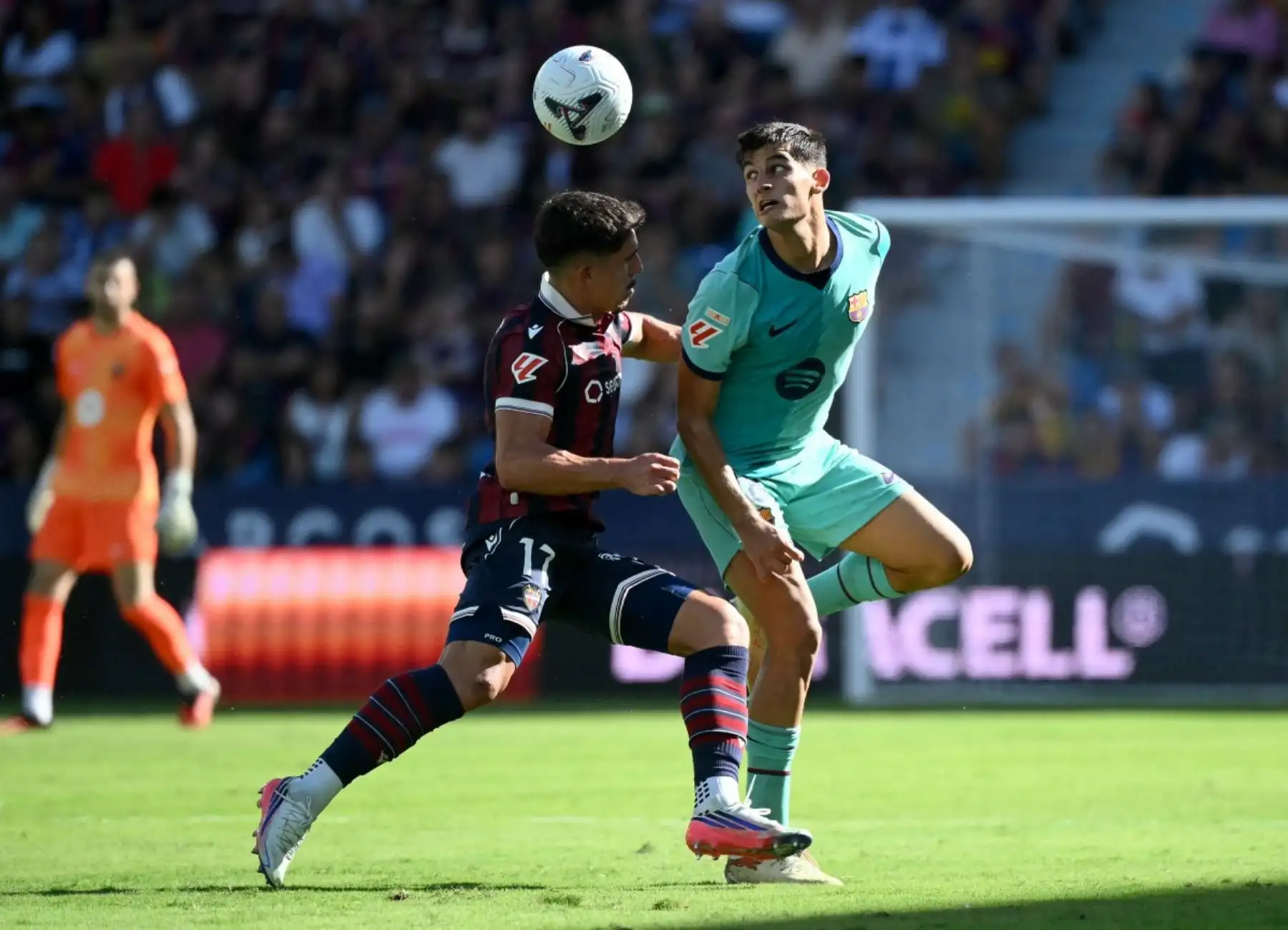 El defensa español del Levante n.º 17, Víctor García, disputa el balón con el defensa español del Barcelona n.º 18, Gerard Martín, durante el partido de la liga española de fútbol entre el Levante UD y el FC Barcelona en el estadio Ciutat de València, en Valencia, el 13 de septiembre de 2026.
 Foto: AFP