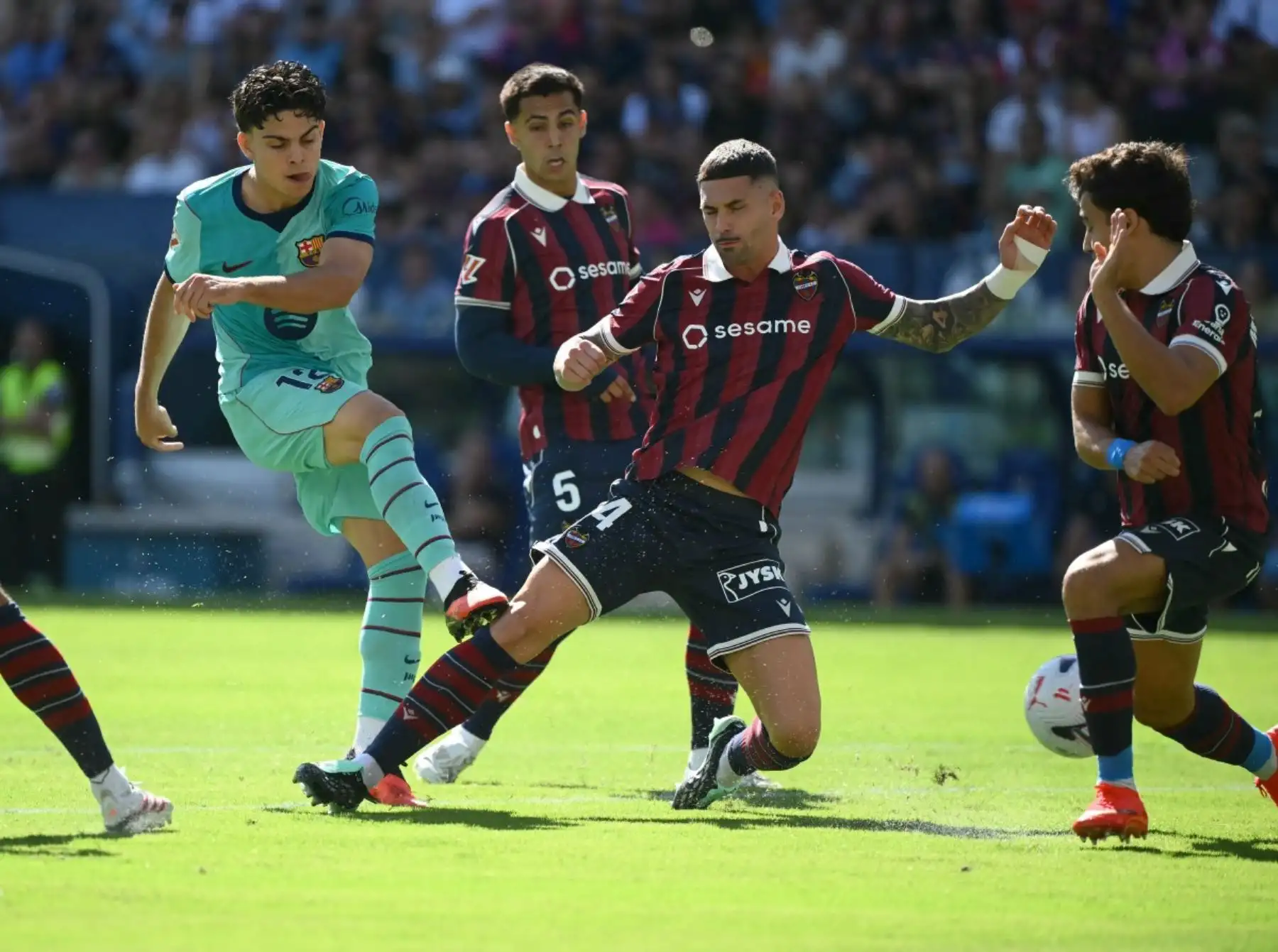 El defensa español del Barcelona, ​​Xavi Espart (n.º 12), marca el primer gol de su equipo durante el partido de la liga española de fútbol entre el Levante UD y el FC Barcelona en el estadio Ciutat de València, en Valencia, el 13 de septiembre de 2026.
 Foto: AFP