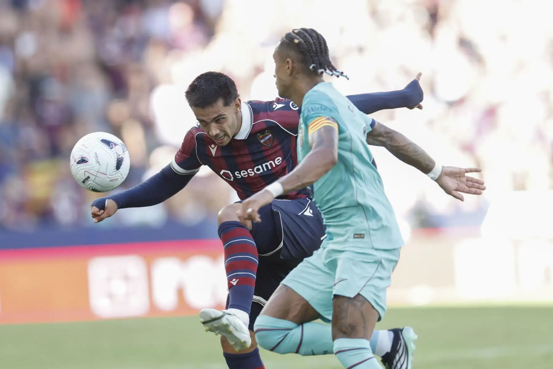 El delantero del FC Barcelona Raphina (d) y el defensa del Levante Hugo Sotelo (i) durante el encuentro correspondiente a la jornada 5 de LaLiga EA Sports disputado entre el Levante y el FC Barcelona este domingo en el estadio Ciutat de Valencia. Foto: EFE
