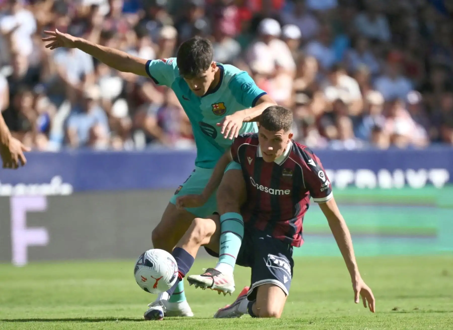 El defensa español del Barcelona, ​​Pau Cubarsí (n.º 5), lucha por el balón con el delantero serbio del Levante, Petar Ratkov (n.º 10), durante el partido de la liga española de fútbol entre el Levante UD y el FC Barcelona en el estadio Ciutat de València, en Valencia, el 13 de septiembre de 2026.
Foto: AFP