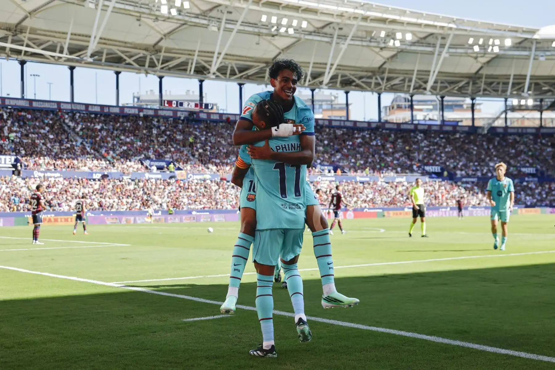 El delantero del FC Barcelona Lamine Yamal celebra tras anotar un tanto durante el encuentro correspondiente a la jornada 5 de LaLiga EA Sports disputado entre el Levante y el FC Barcelona este domingo en el estadio Ciutat de Valencia.  Foto: EFE