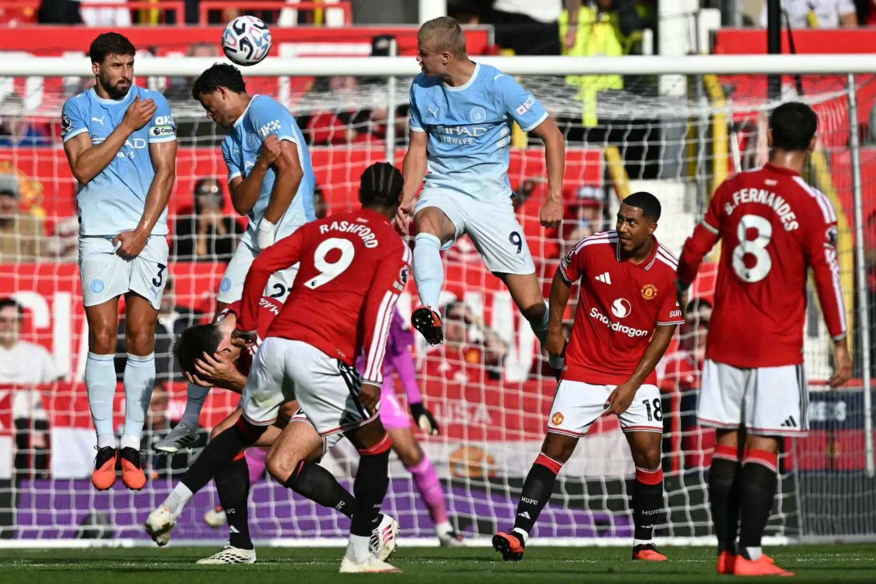Jugadores del Manchester City defienden un tiro libre ejecutado por el delantero inglés del Manchester United, Marcus Rashford (n.º 9), durante el partido de la Premier League inglesa entre el Manchester United y el Manchester City en Old Trafford, Mánchester (noroeste de Inglaterra), el 13 de septiembre de 2026.
 Foto: AFP