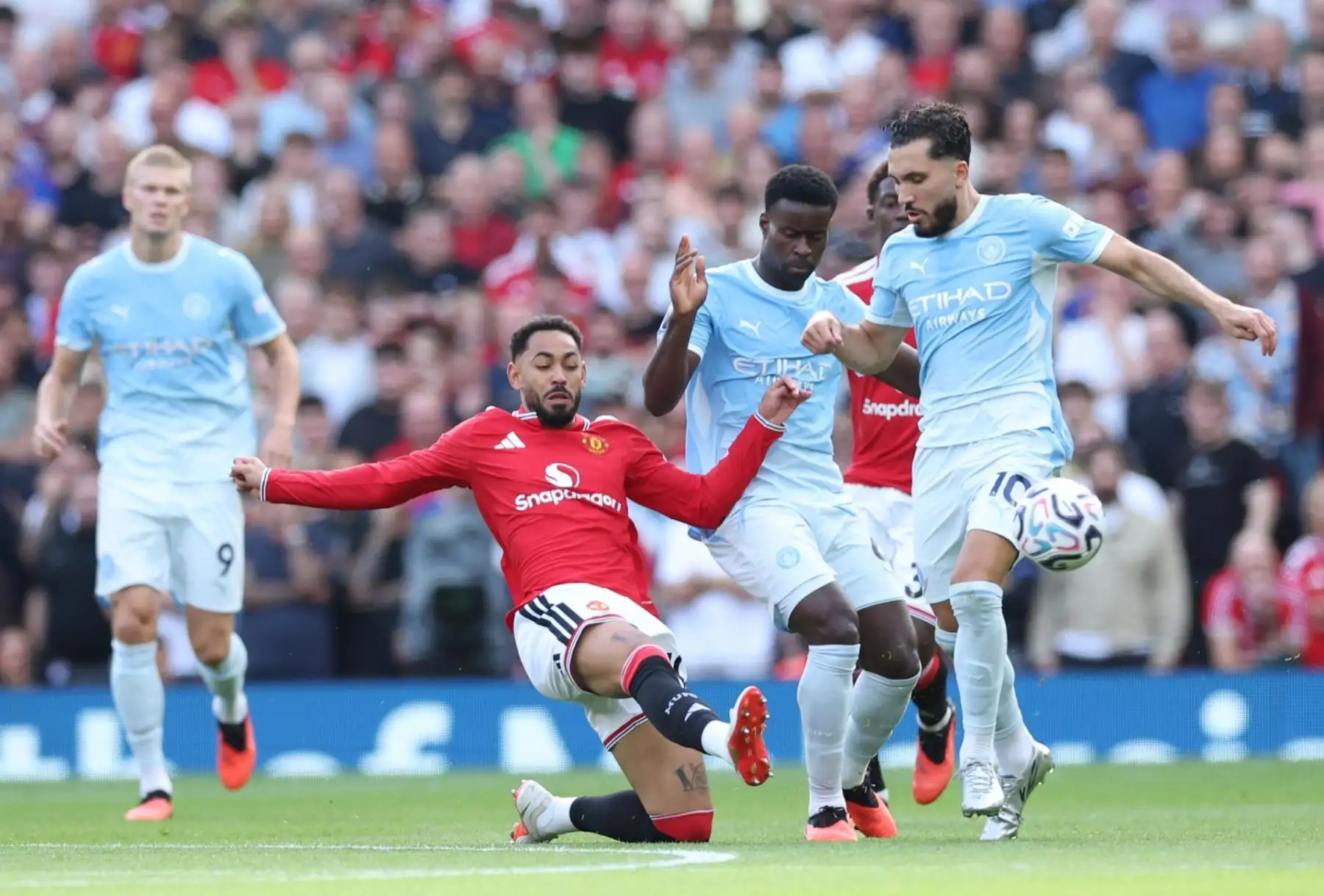 Matheus Cunha, del Manchester United (izq.), en acción contra Rayan Cherki, del Manchester City, durante el partido de la Premier League inglesa entre el Manchester United y el Manchester City en Manchester, Reino Unido, el 13 de septiembre de 2026.
Foto: EFE