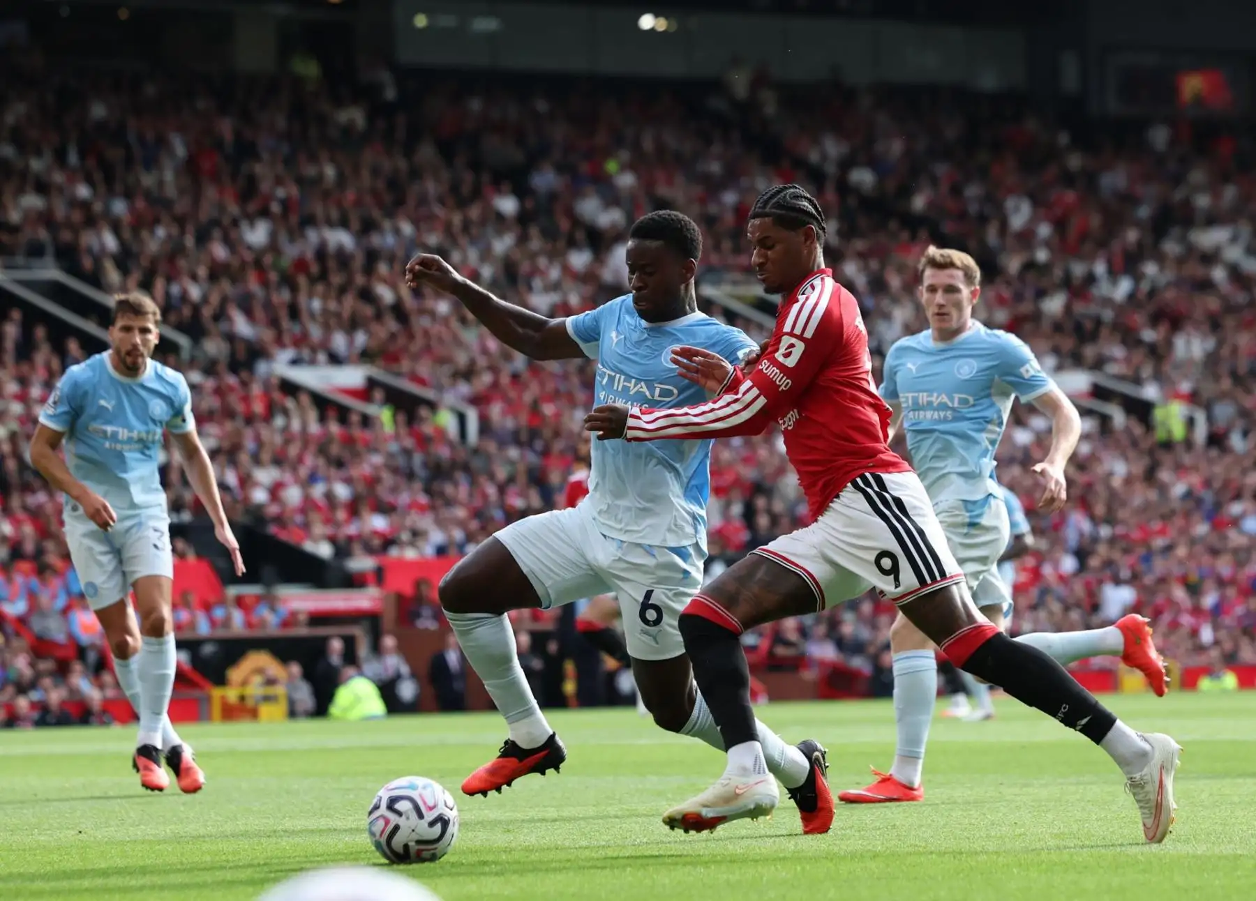 Marcus Rashford, del Manchester United (derecha), en acción contra Marc Guehi, del Manchester City (centro), durante el partido de la Premier League inglesa entre el Manchester United y el Manchester City en Manchester, Reino Unido, el 13 de septiembre de 2026.
Foto: EFE