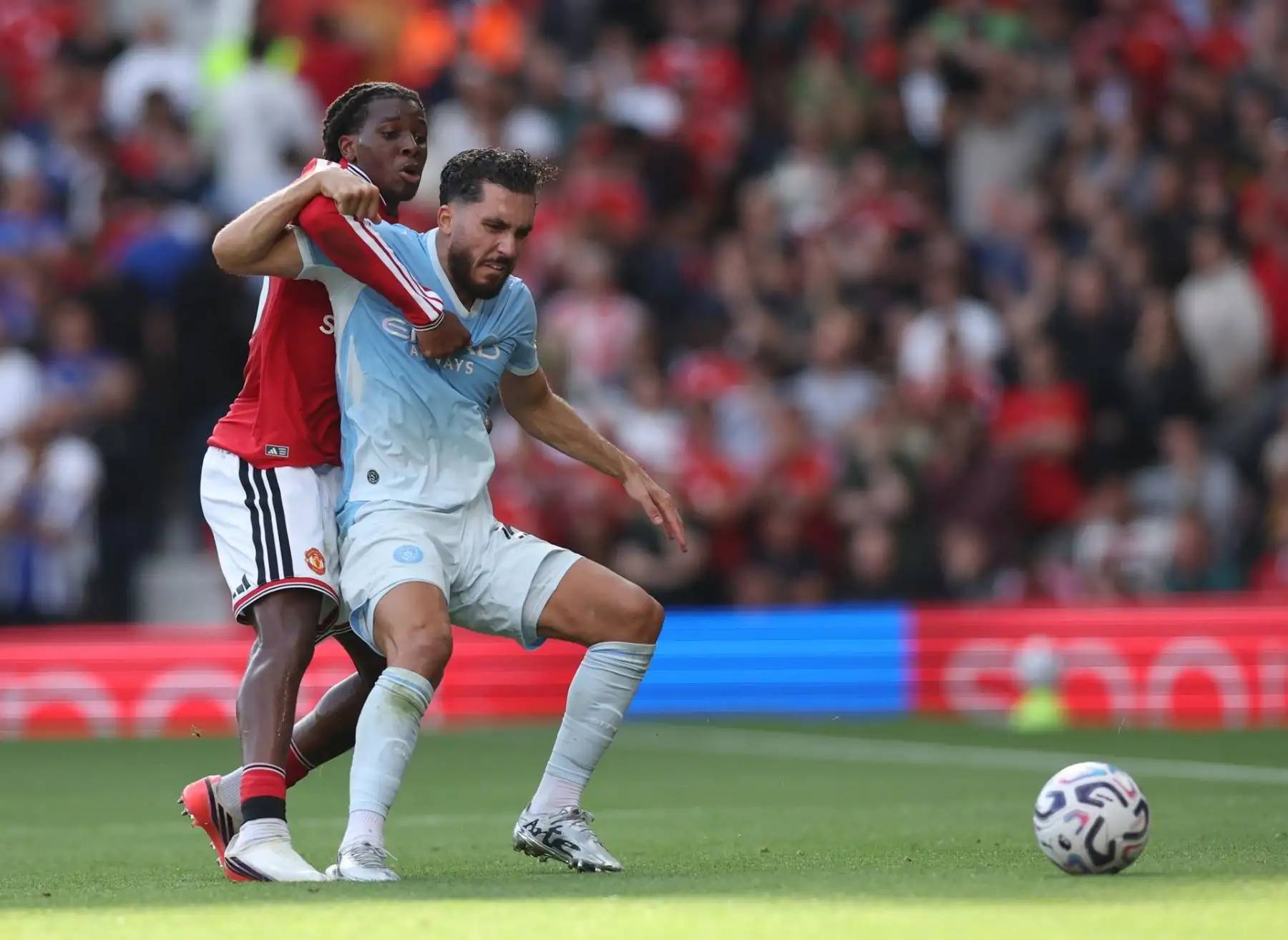 Rayan Cherki, del Manchester City (derecha), en acción contra Patrick Dorgu, del Manchester United (izquierda), durante el partido de la Premier League inglesa entre el Manchester United y el Manchester City en Manchester, Reino Unido, el 13 de septiembre de 2026.
 Foto: EFE