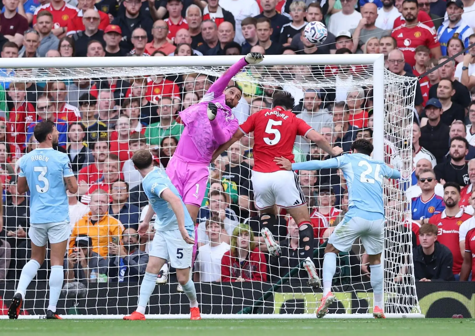 Gianluigi Donnarumma, del Manchester City, en acción durante el partido de la Premier League inglesa entre el Manchester United y el Manchester City, en Manchester (Reino Unido), el 13 de septiembre de 2026.
Foto: EFE