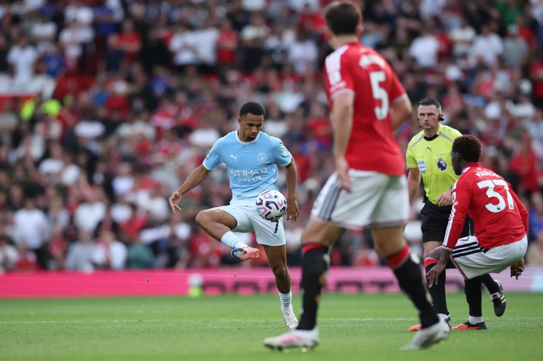 Iliman Ndiaye, del Manchester City, en acción durante el partido de la Premier League inglesa entre el Manchester United y el Manchester City, en Manchester (Reino Unido), el 13 de septiembre de 2026.
 Foto: EFE