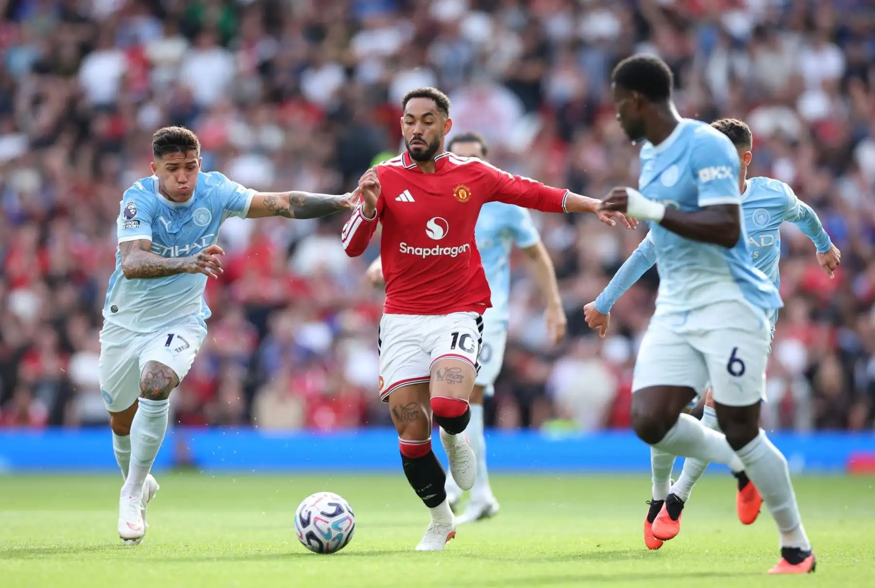 Matheus Cunha, del Manchester United (centro), en acción durante el partido de la Premier League inglesa entre el Manchester United y el Manchester City, en Manchester (Reino Unido), el 13 de septiembre de 2026.
Foto: EFE