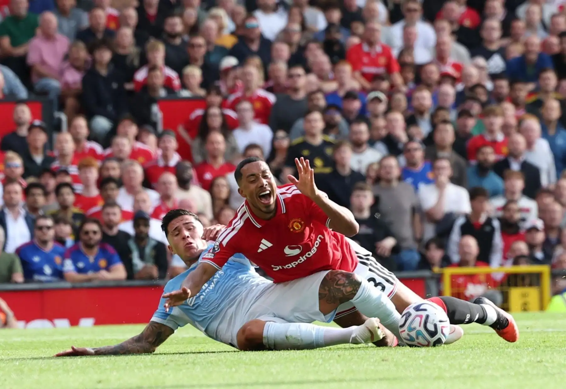 Enzo Fernández, del Manchester City (izq.), en acción contra Youri Tielemans, del Manchester United (der.), durante el partido de la Premier League inglesa entre el Manchester United y el Manchester City en Manchester, Reino Unido, el 13 de septiembre de 2026.
 Foto: EFE
