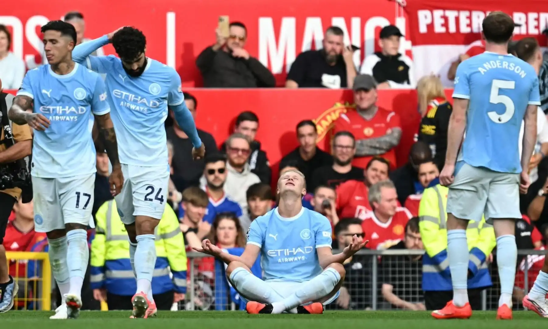 El delantero noruego del Manchester City, Erling Haaland (n.º 9), celebra tras marcar el primer gol del equipo durante el partido de la Premier League inglesa entre el Manchester United y el Manchester City en Old Trafford, Mánchester (noroeste de Inglaterra), el 13 de septiembre de 2026.
 Foto: AFP