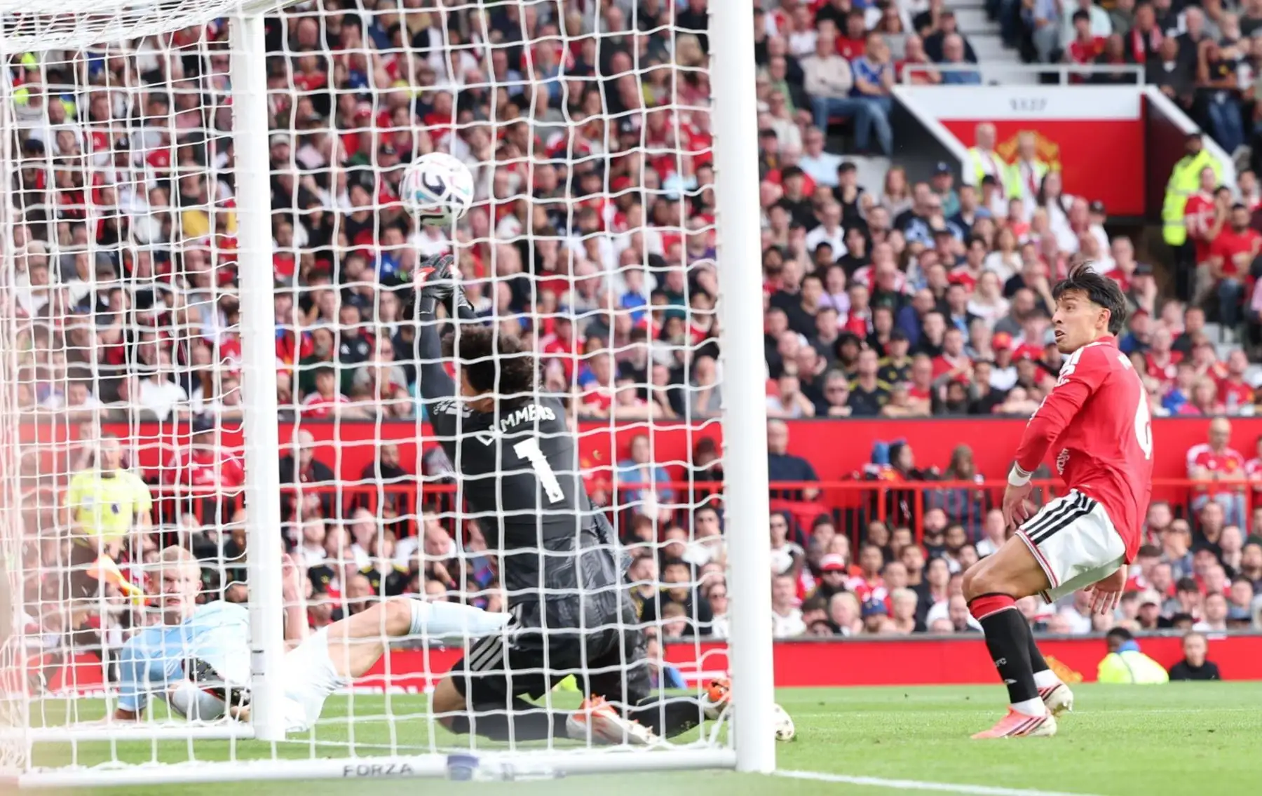 Erling Haaland, del Manchester City (izq.), marca el gol del 0-1 durante el partido de la Premier League inglesa entre el Manchester United y el Manchester City en Manchester, Reino Unido, el 13 de septiembre de 2026.
Foto: EFE