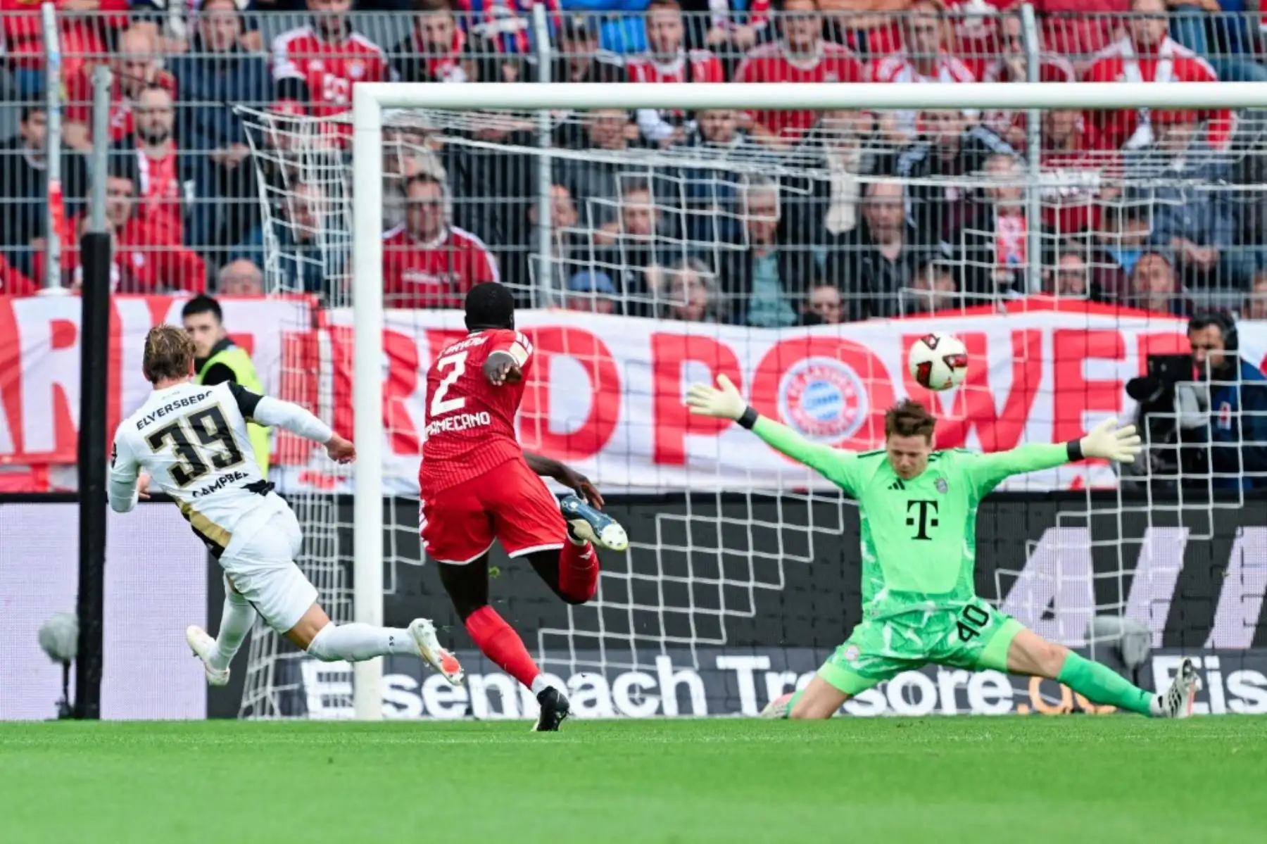 Sarre, Spiesen-Elversberg: Fútbol masculino, Bundesliga, SV Elversberg contra Bayern de Múnich, jornada 3, Ursapharm-Arena an der Kaiserlinde. Cole Campbell (izquierda, SV 07 Elversberg) supera al portero Jonas Urbig (derecha, Bayern de Múnich) con un disparo y marca el gol que empataba el partido 1-1, aunque posteriormente fue anulado por fuera de juego. Foto: AFP