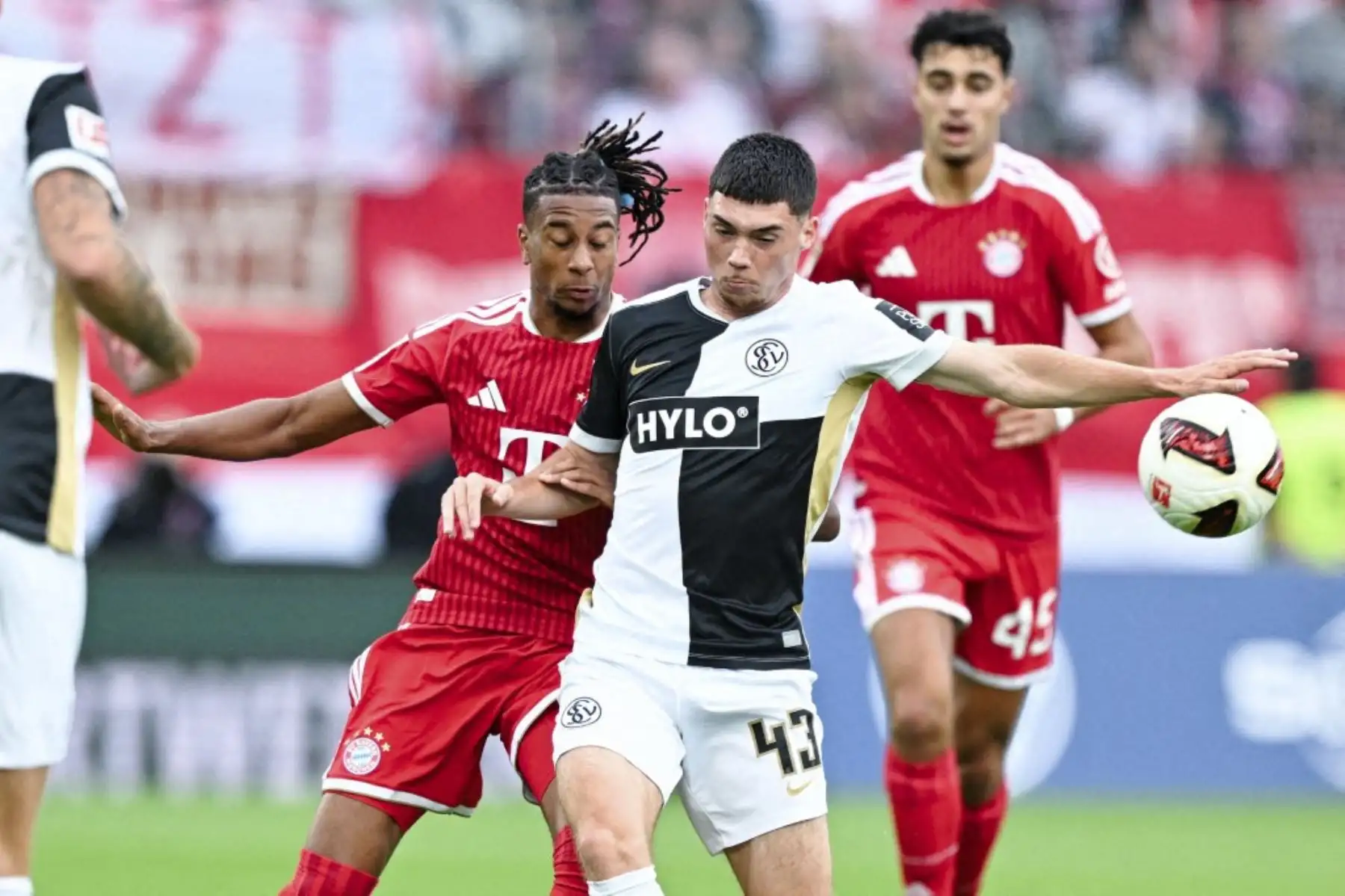 13 September 2026, Saarland, Spiesen-Elversberg: Soccer, Men: Bundesliga, SV Elversberg vs. Bayern Munich, Matchday 3, Ursapharm-Arena an der Kaiserlinde. Michael Olise (left, Bayern Munich) and Felix Keidel (SV 07 Elversberg) battle for the ball.  Foto: AFP